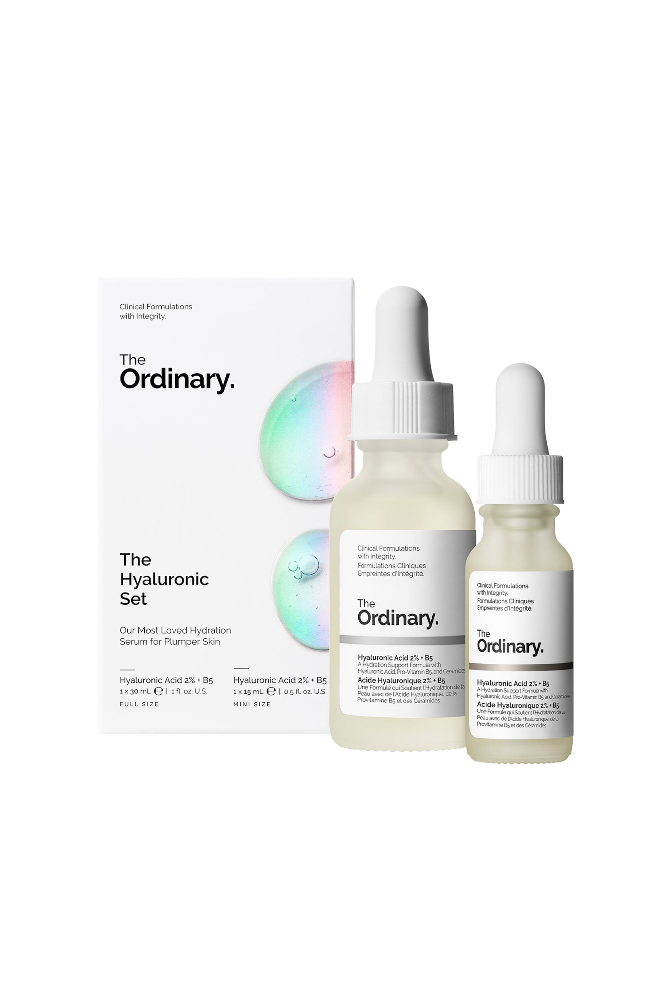 Se større billede: The Ordinary Hyaluronic Set viser en hvid rektangulær produktæske ved siden af to matterede glasflasker i forskellige størrelser, hver med en hvid dråbetællerhætte. Den større flaske på 30 mL og den mindre flaske på 15 mL står oprejst og viser hvide etiketter med sort tekst.