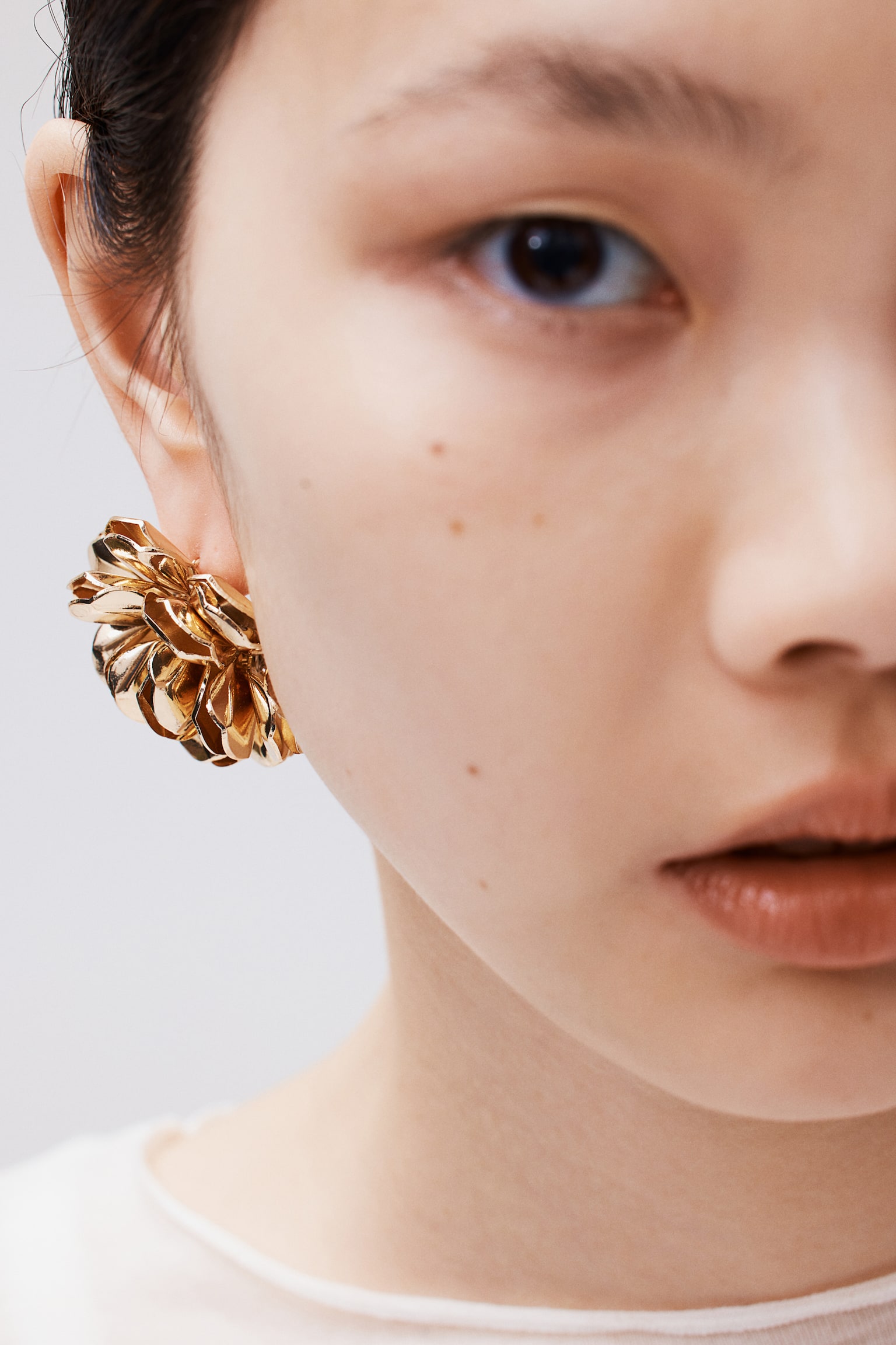 Flower Shaped Earrings - Gold colour - 1