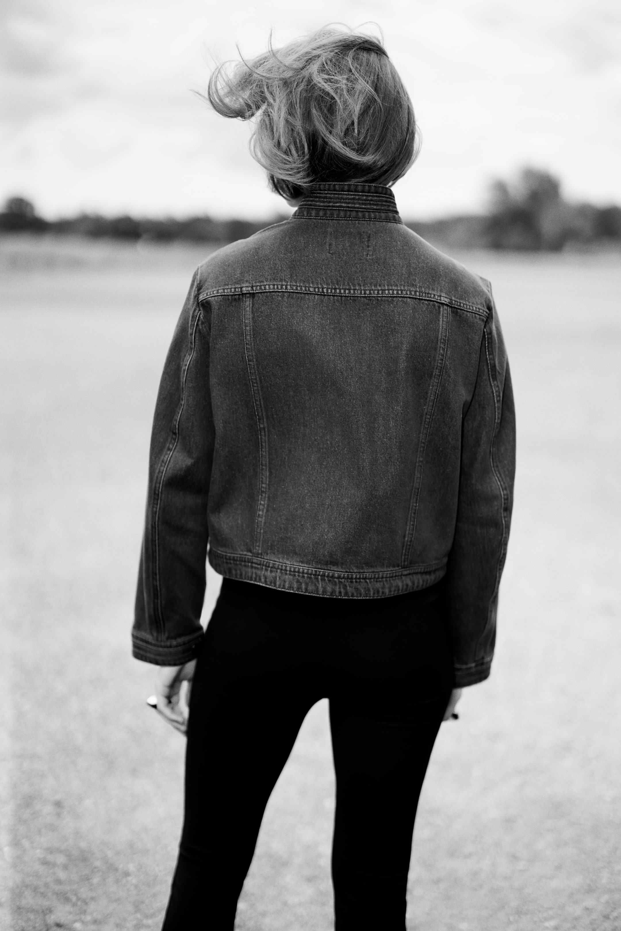 Женские куртки H&M Studded Denim Jacket — фото 5