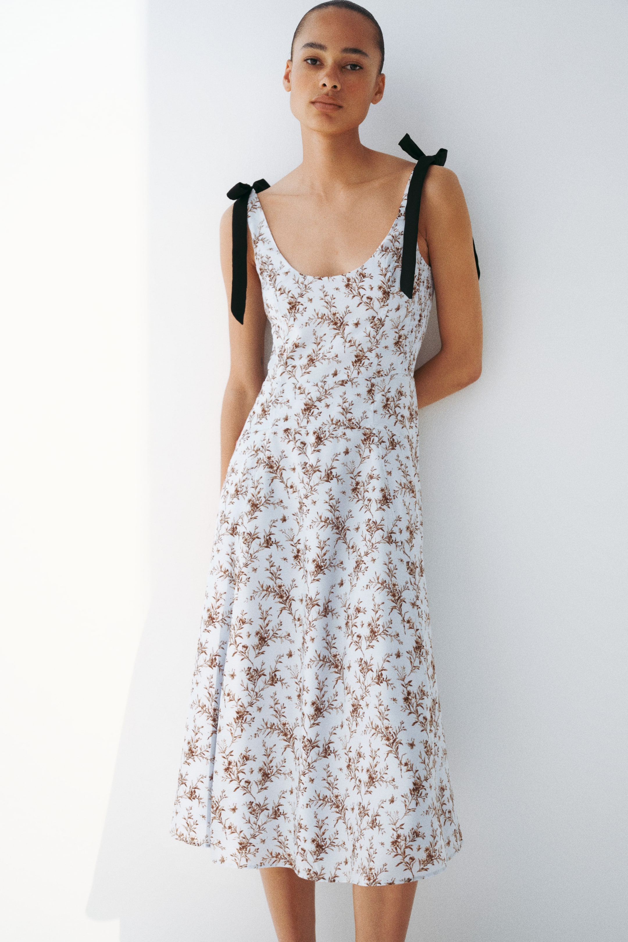 Женские платья H&M Flared Dress with Tie Shoulder Straps — фото 3