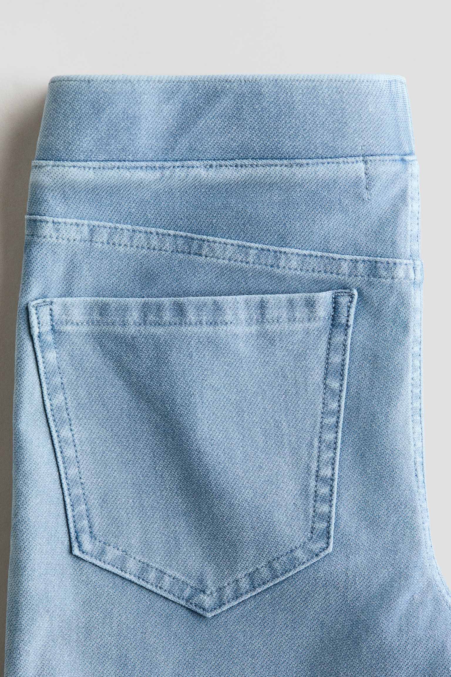 Детские джинсы H&M Denim-Look Flared Jeggings, цвет: Светлый джинсовый синий — фото 2