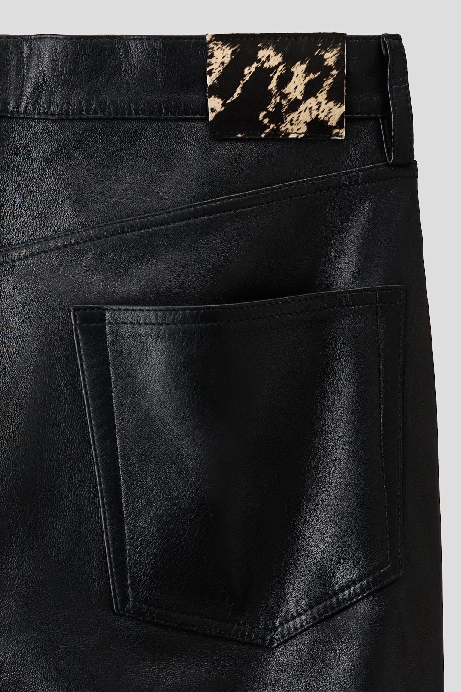 Мужские брюки H&M Regular Fit Leather trousers, цвет: Чёрный — фото 7