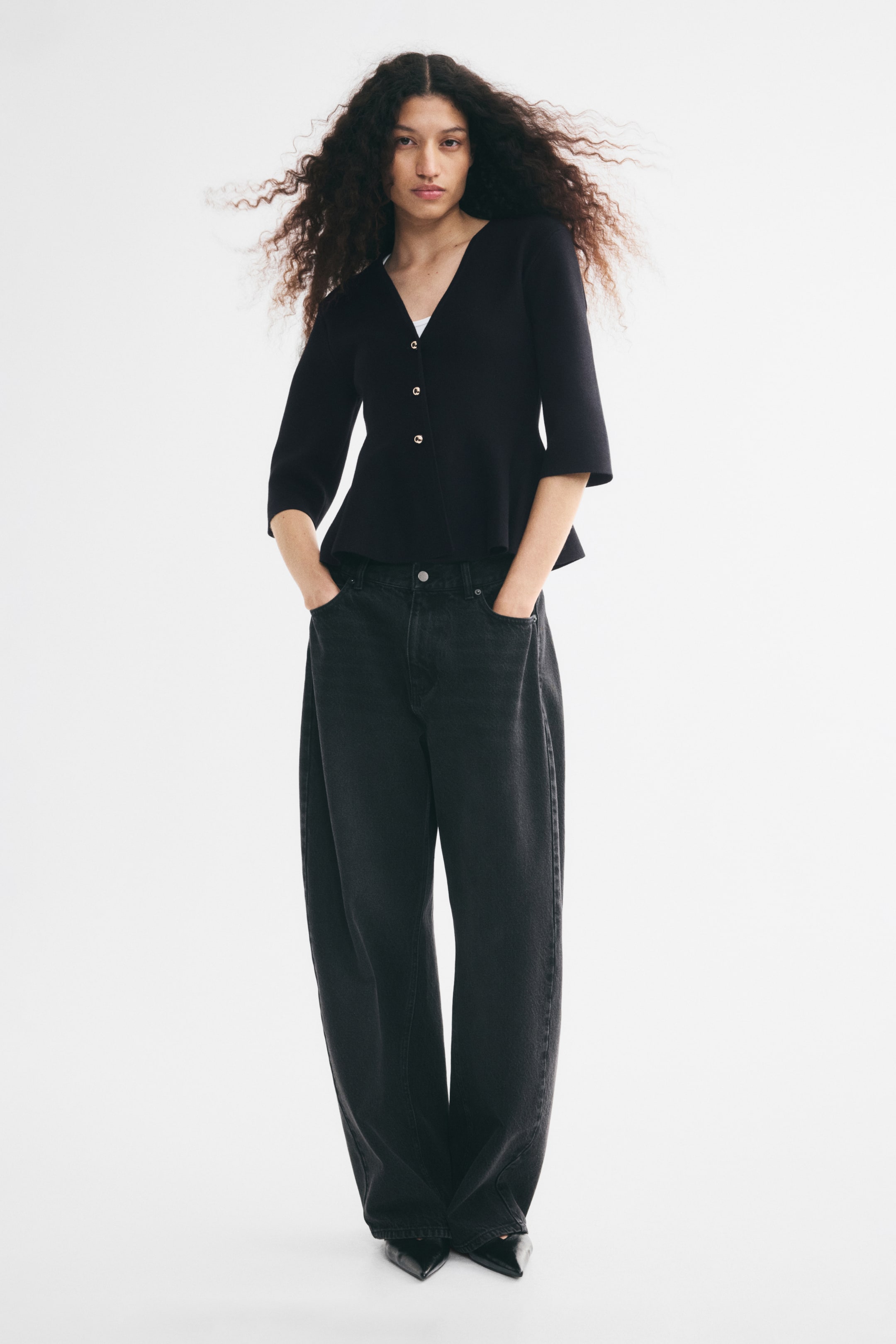 Visa större bild: Finstickad peplumkofta - Svart - DAM | H&M SE 1