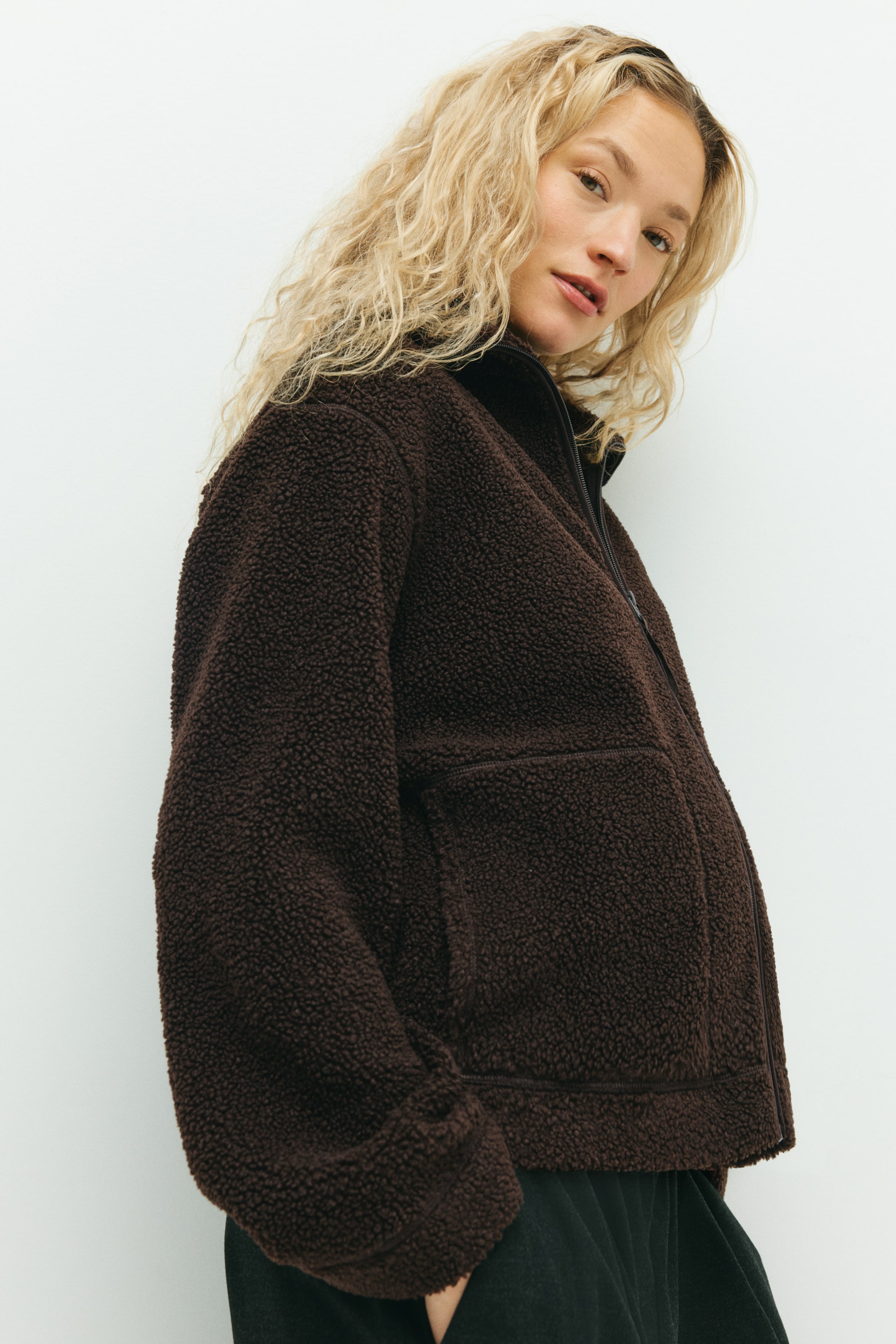 Ampliar la imagen: MAMA Chamarra en tejido peluche - Café oscuro - Ladies | H&M MX 1