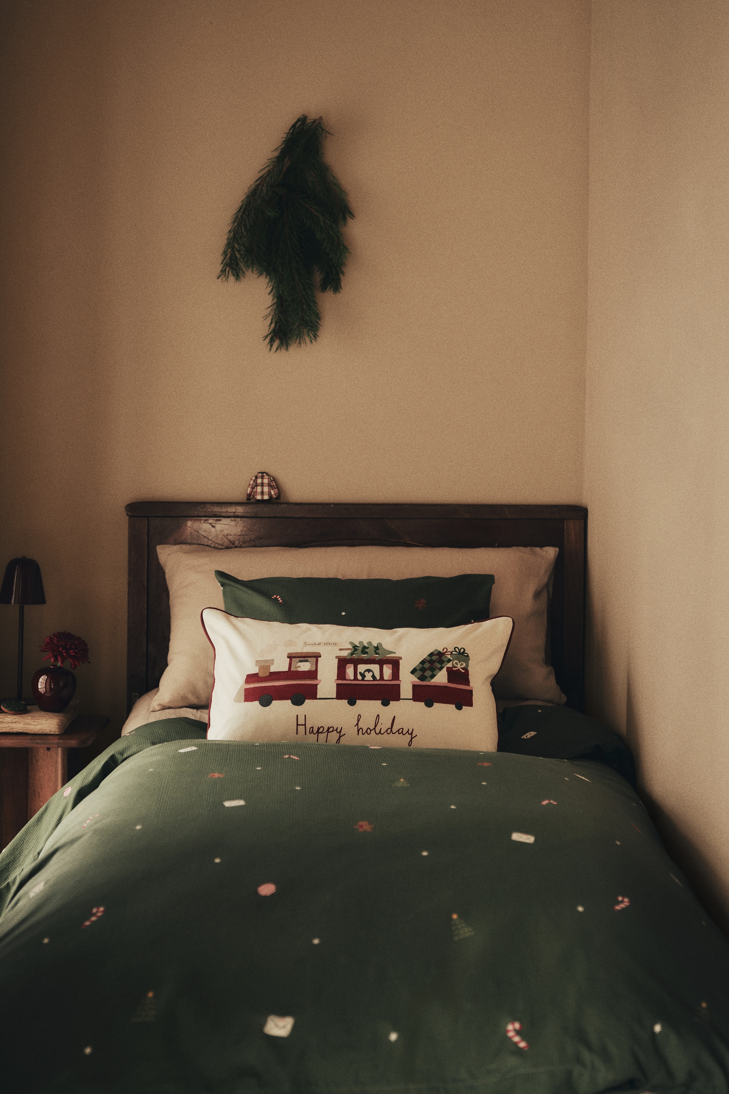 Print-motif cushion cover - Cream/Happy Holidays