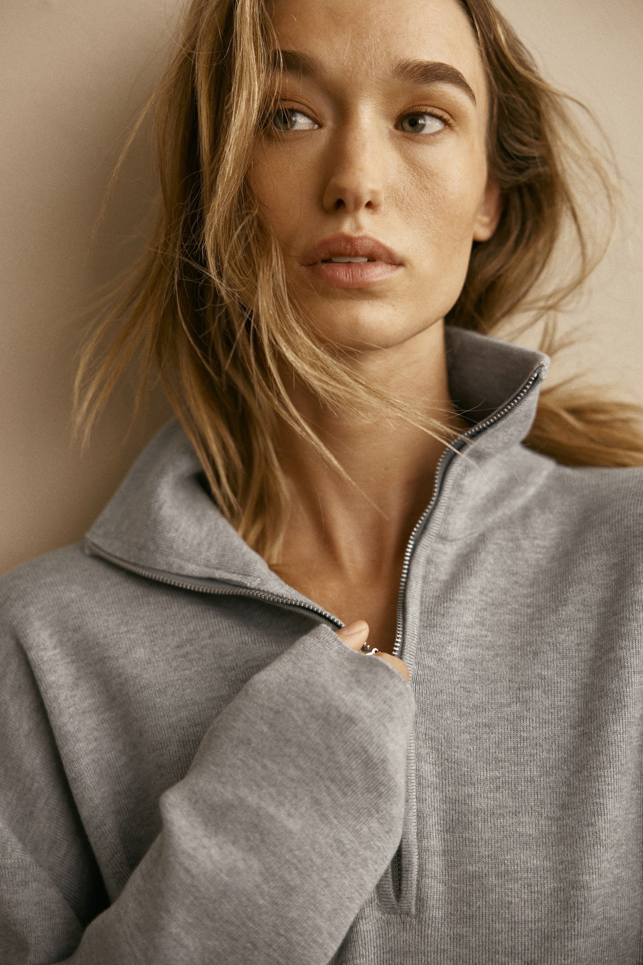 Vezi imaginea mai mare: Pulover supradimensionat cu fermoar scurt - Gri-melanj - FEMEI | H&M RO 1