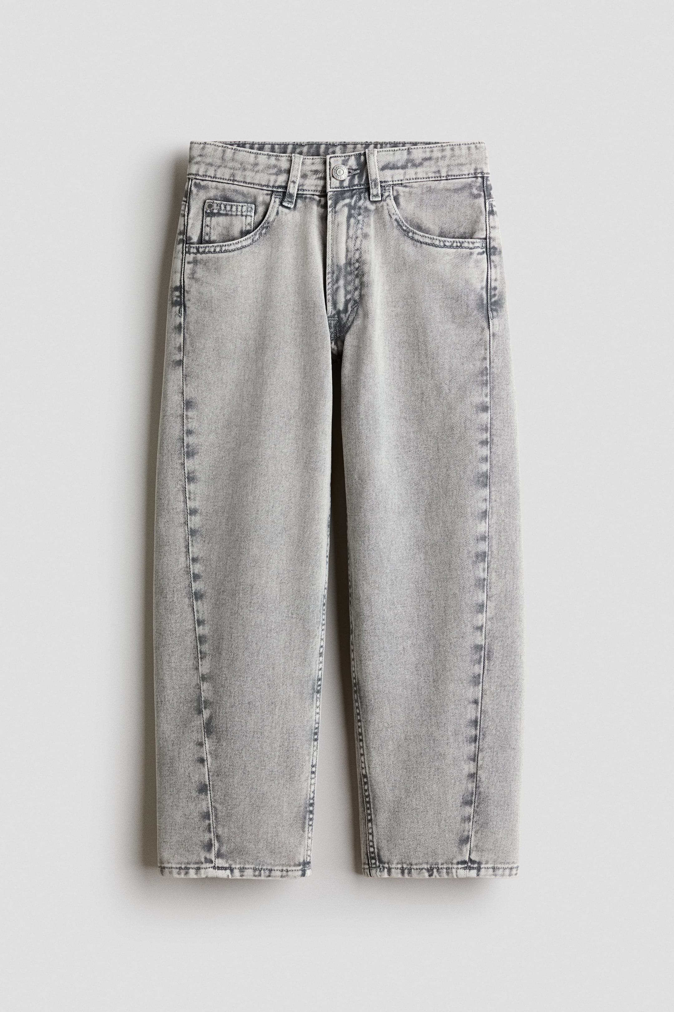 Grösseres Bild ansehen: Hellgraue, gewaschene Denim-Jeans zeigen eine Vorderansicht mit entspannter Passform und markanten vertikalen Beinnähten. Sie verfügen über einen Knopfverschluss, einen Reißverschluss, Gürtelschlaufen, zwei vordere Eingrifftaschen und eine kleine Münztasche.