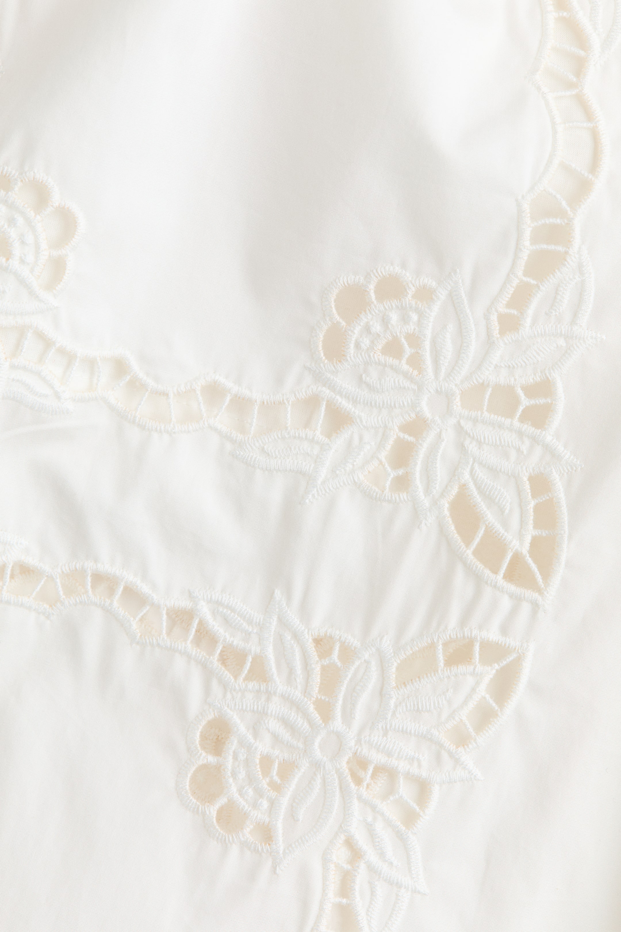 Pantalon ballon avec broderie anglaise