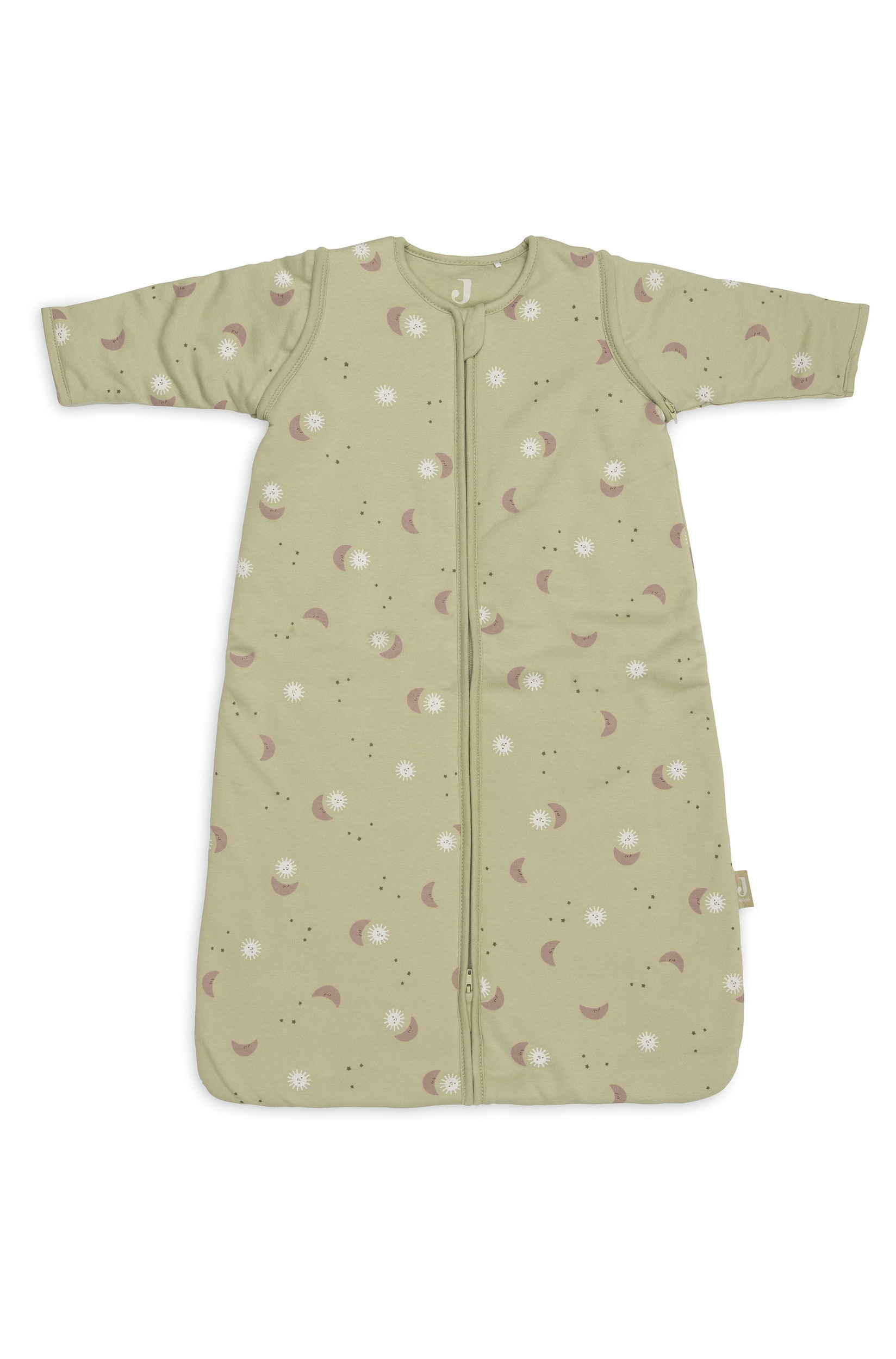 Mehrere BabyschlafsÃ¤cke in verschiedenen Pastellfarben und Mustern hÃ¤ngen an DrahtbÃ¼geln an einer Kleiderstange aus Holz. Der vorderste Schlafsack zeigt ein sich wiederholendes Bogenmuster in Beige und Braun und verfÃ¼gt Ã¼ber lange Ãrmel sowie einen durchgehenden FrontreiÃverschluss.