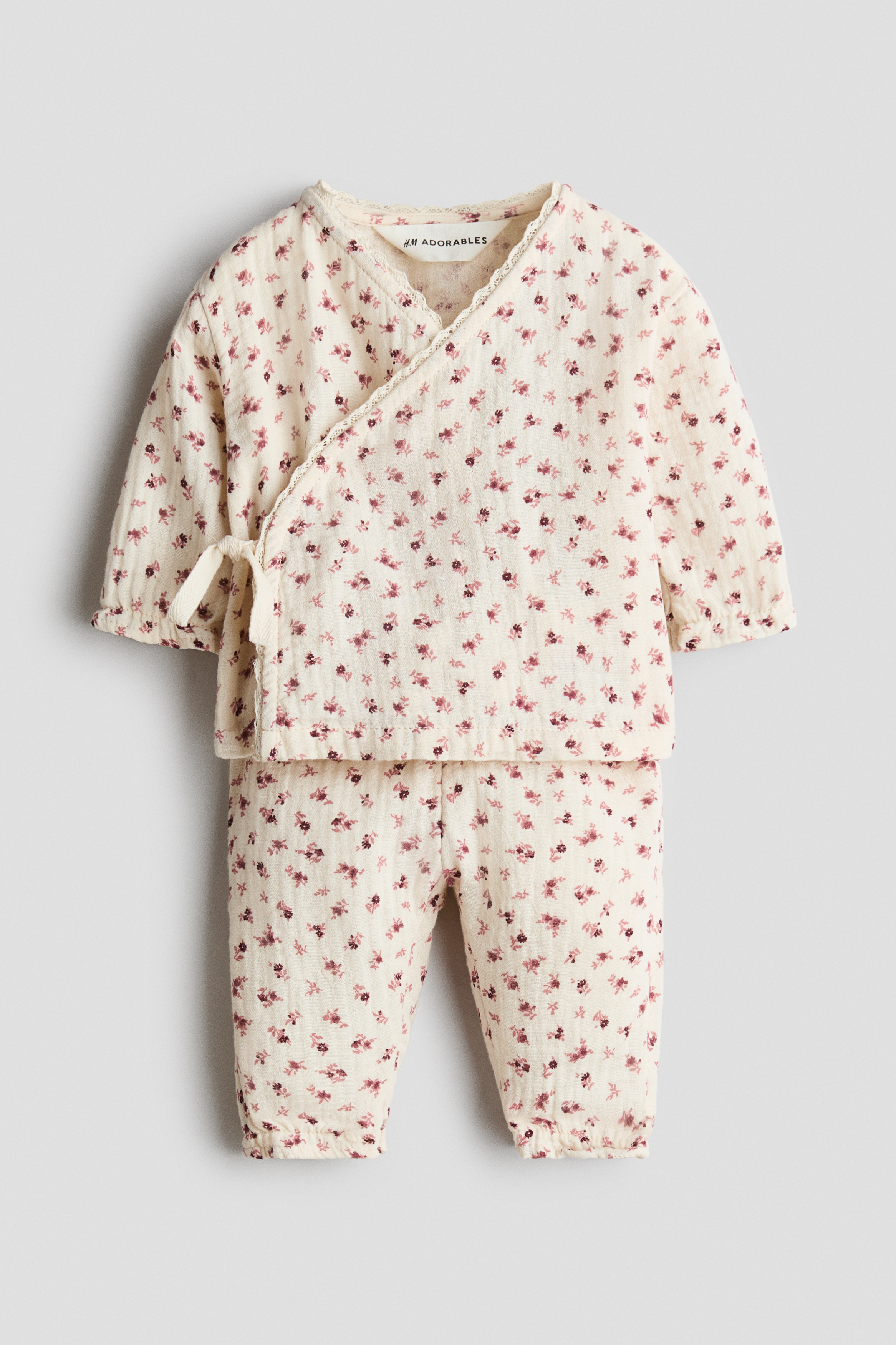 2-piece patterned muslin setModel