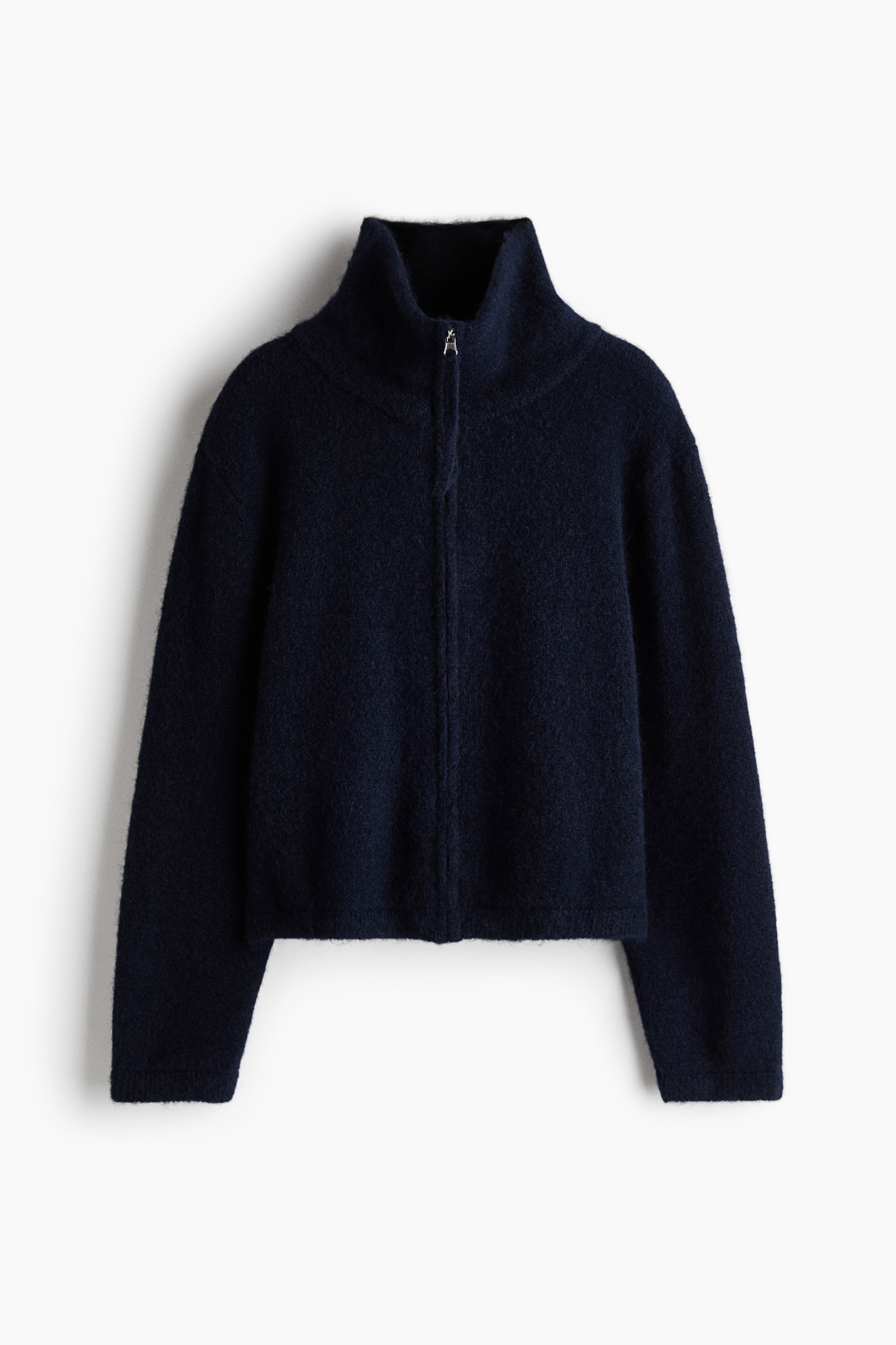 Grösseres Bild ansehen: Eine dunkel marineblaue Strickjacke, von vorne gesehen, mit hohem Stehkragen und Frontreißverschluss. Die Strickjacke zeigt eine weiche, flauschige Struktur, lange Ärmel und einen geraden Saum.