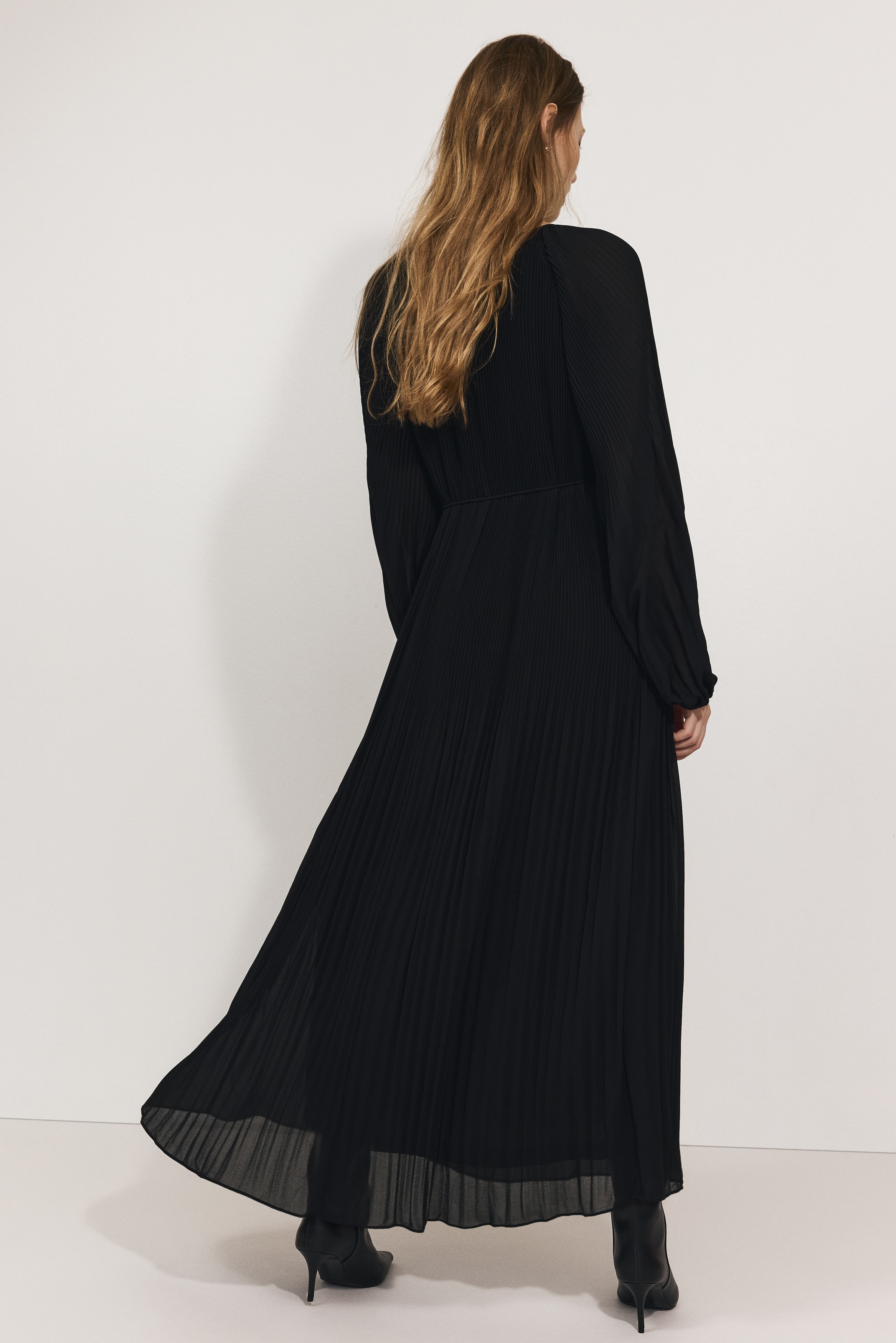 新品未使用✨プリーツロングワンピース　パリ16区　ブラック　M プリセプリーツロングワンピース - ブラック - レディース | H&M JP