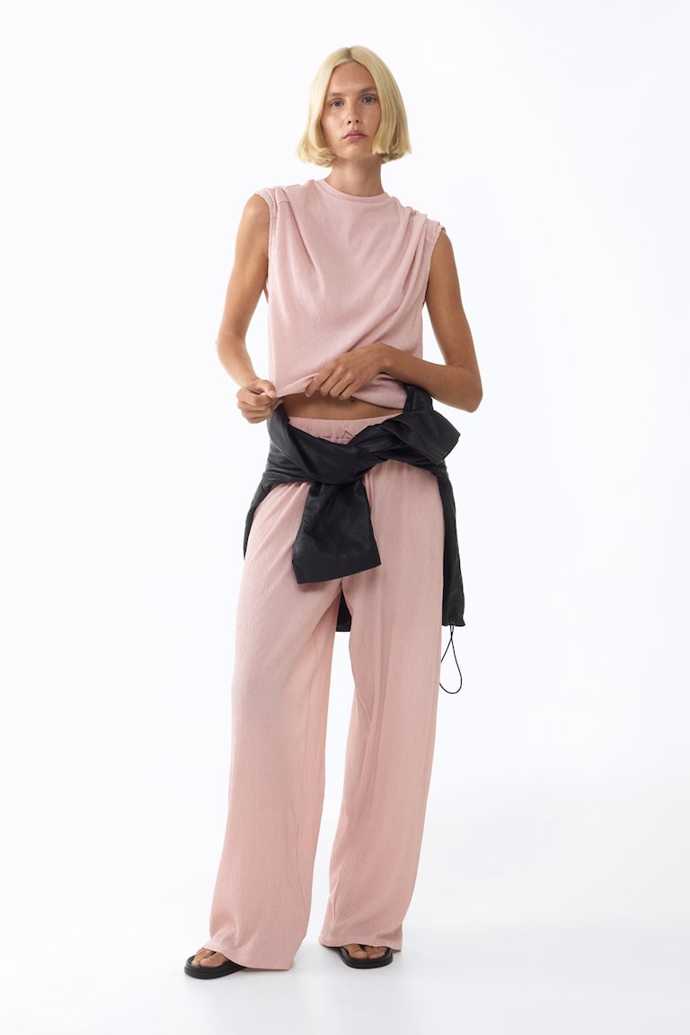 Pantalone od naboranog materijala sa učkurom