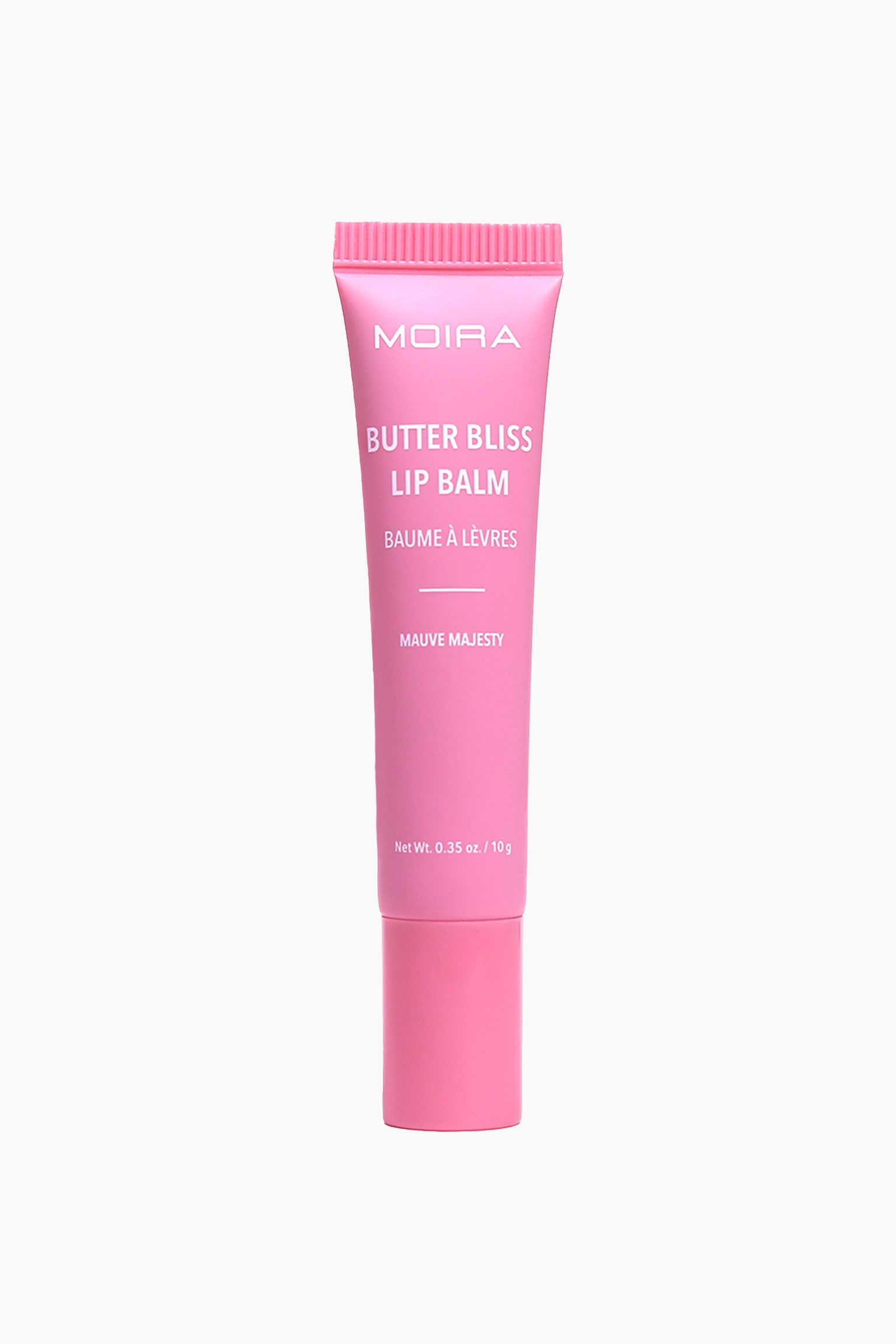 Moira Butter Bliss Lip Balm seisoo pystyasennossa ja on suunnattu eteenpÃ¤in, esitellen mattapintaista vaaleanpunaista puristettavaa tuubia, jossa on puristettu ylÃ¤osa ja siihen yhteensopiva sylinterimÃ¤inen korkki. Tuubin etupuolella oleva valkoinen teksti nÃ¤yttÃ¤Ã¤ tuotemerkin nimen "MOIRA", "BUTTER BLISS LIP BALM" sekÃ¤ sÃ¤vynimen "MAUVE MAJESTY".