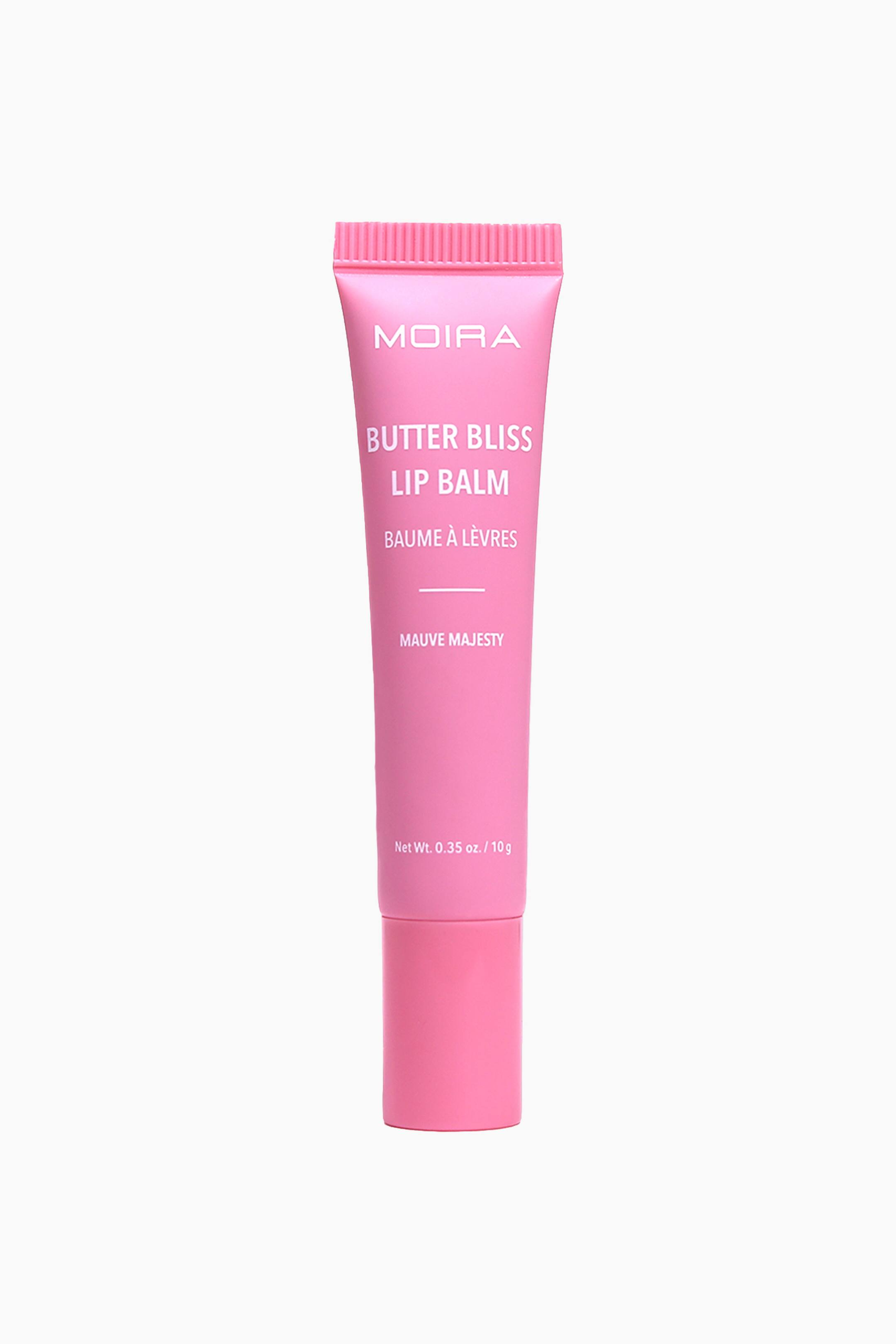 Vis større bilde: Moira Butter Bliss Lip Balm står oppreist og vendt forover, og viser en matt rosa klemmetube med krøllet topp og en matchende sylindrisk kork. Hvit tekst på forsiden av tuben viser merkenavnet «MOIRA», «BUTTER BLISS LIP BALM» og nyansenavnet «MAUVE MAJESTY».