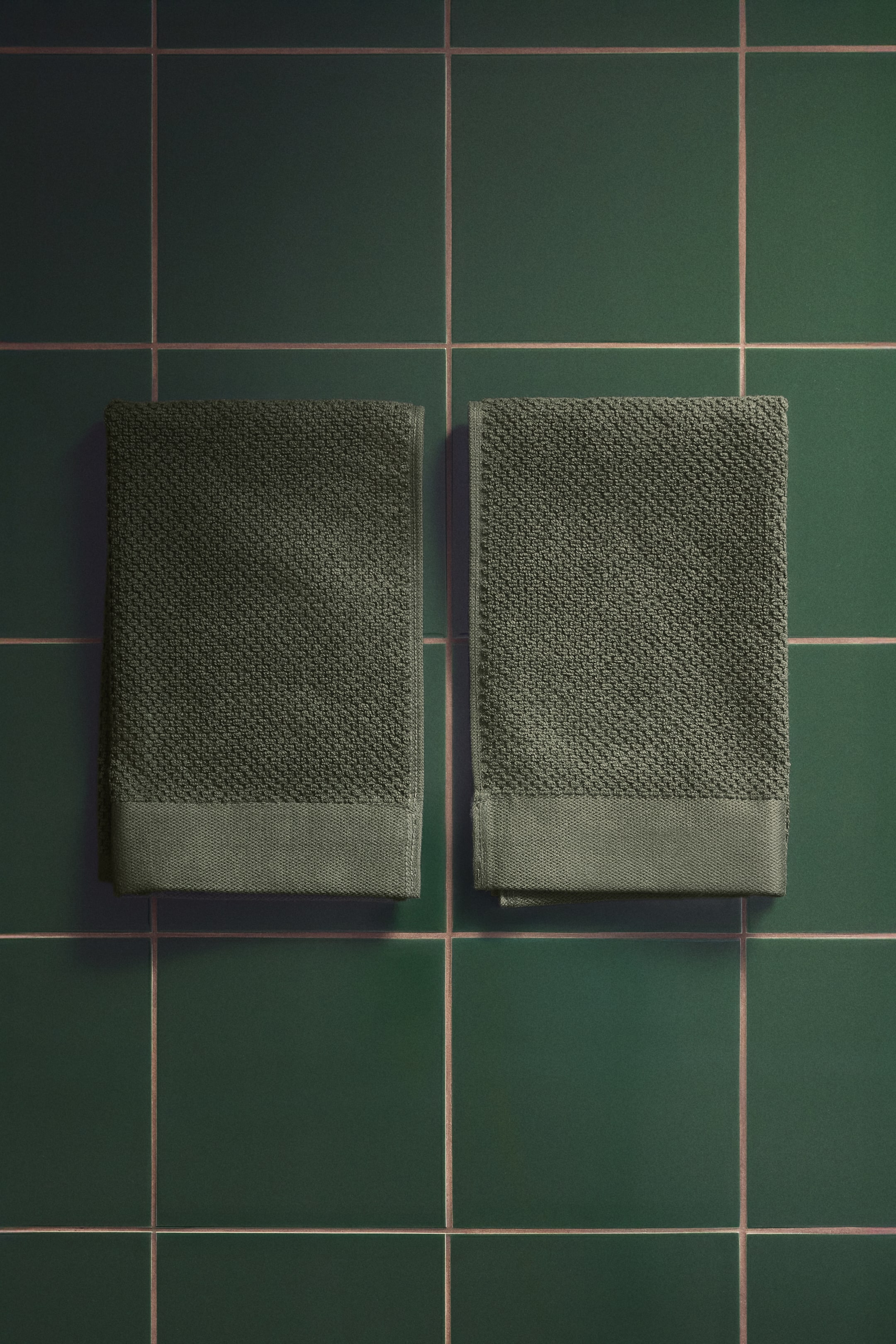 Visa större bild: 2-pack gästhandduk i bomullsfrotté - Mörkgrön - Home All | H&M FI 1