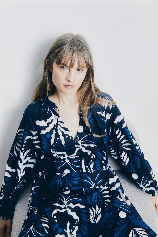 Robe en coton avec détail à nouer - Bleu marine/motif/Vert/palmiers/Noir/motif - 1