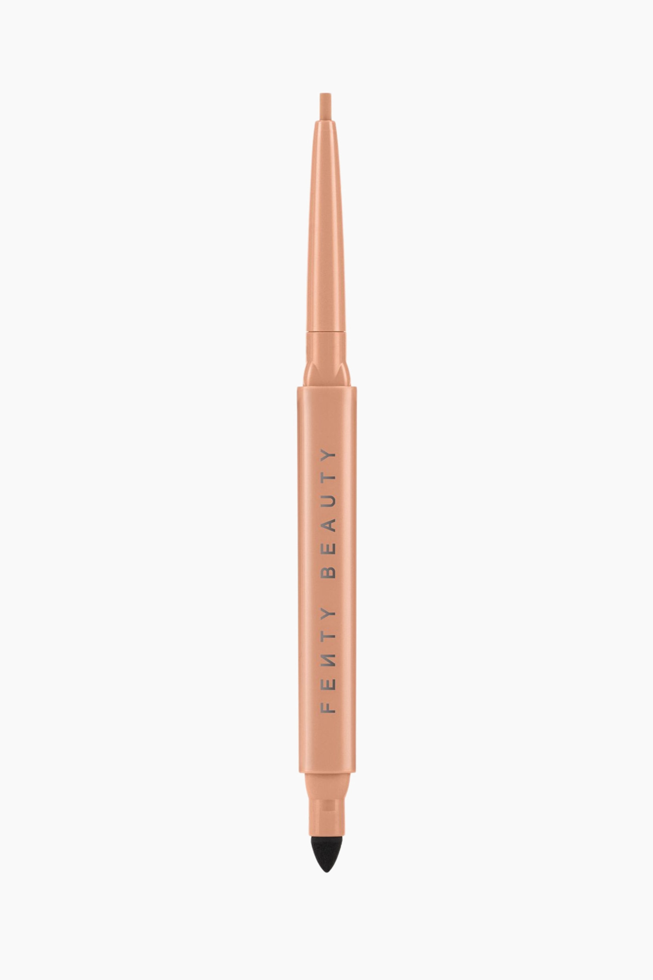 Visa större bild: En dubbeländad gel-eyelinerpenna står upprätt och visar en nude-färgad cylindrisk kropp med varumärket "FENTY BEAUTY" tryckt vertikalt i silver. Den övre änden visar en fin, infällbar gel-linertipp i en matchande nude-nyans, medan den motsatta änden har ett svart, konformat smudgverktyg.