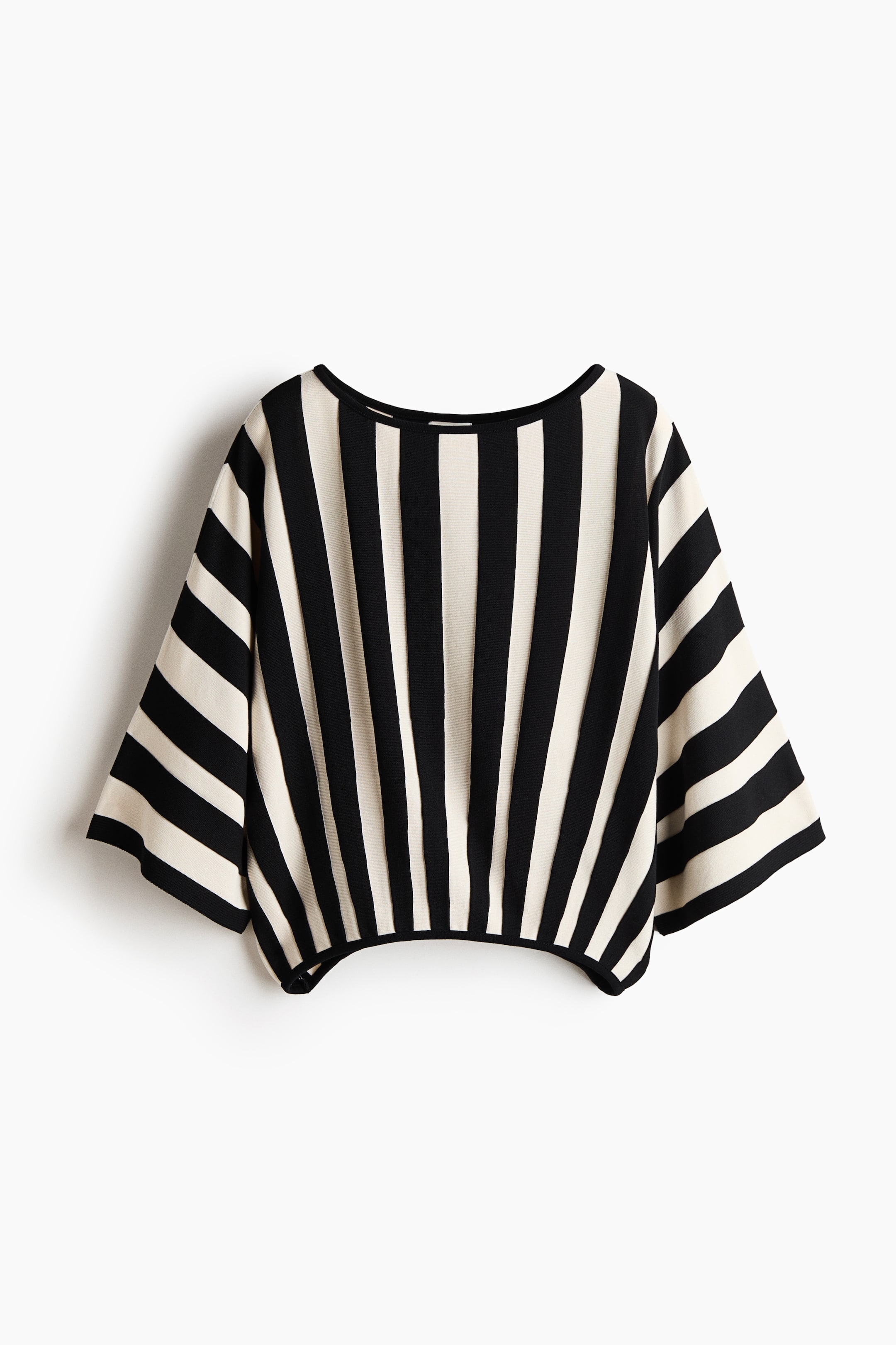 Grotere afbeelding bekijken: De top heeft een zwart en off-white gestreept patroon. Het hoofdgedeelte is voorzien van subtiel geplooide verticale strepen, terwijl de brede, korte mouwen horizontale strepen vertonen. Een ronde halslijn vormt de top, en een geplooide zoomlijn zorgt voor een blousend effect.