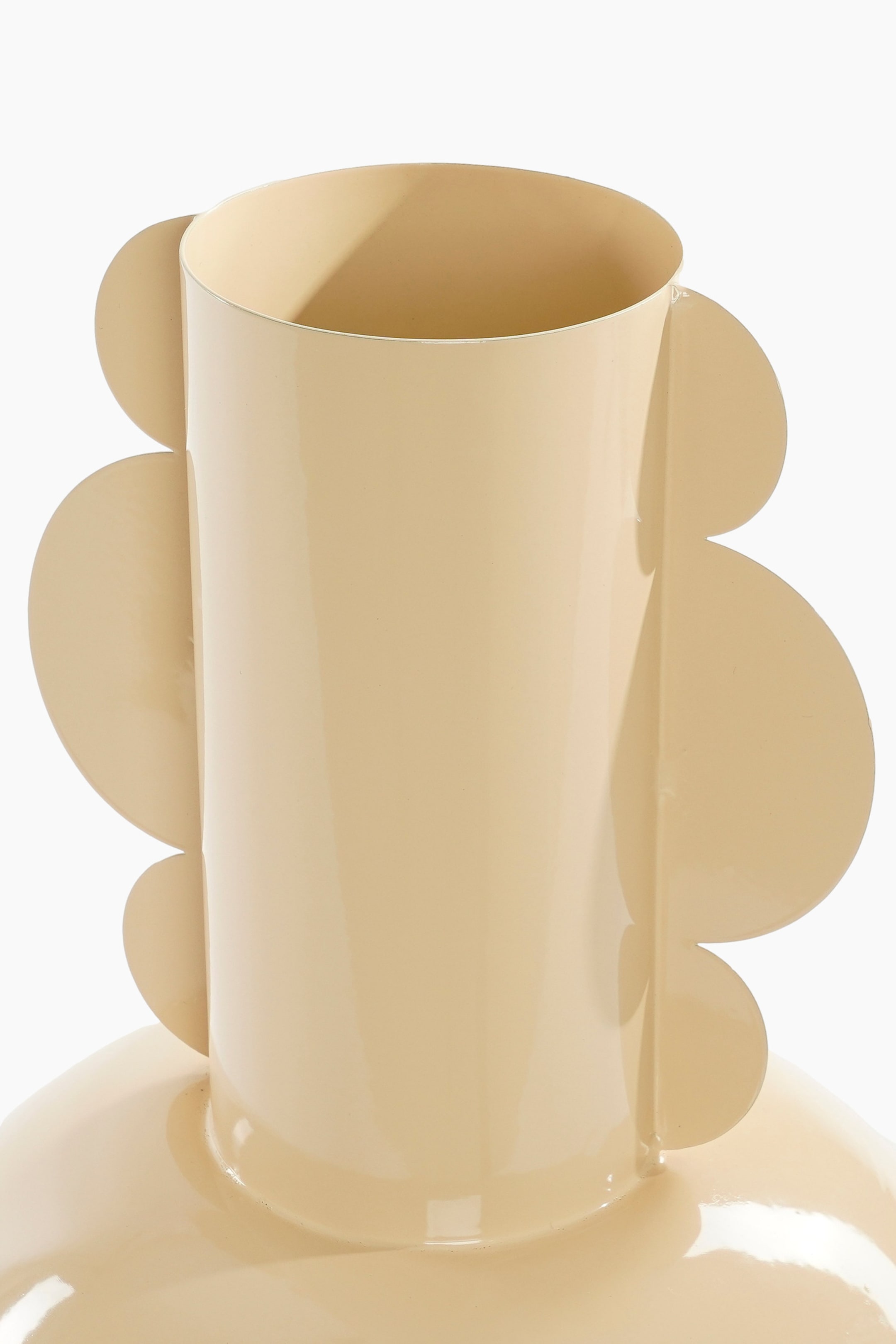 Agrandir l'image: Un vase beige clair présente un col cylindrique avec des formes festonnées s'étendant vers l'extérieur sur ses côtés, fusionnant en une base plus large et arrondie.