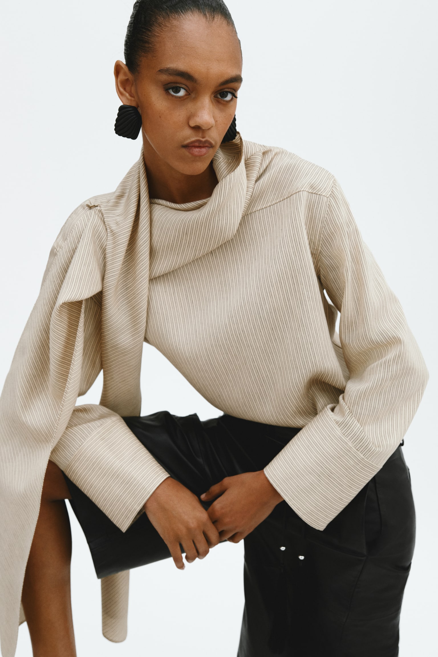 חולצה מתערובת פשתן עם צווארון צעיף - בז'/פסים - 5