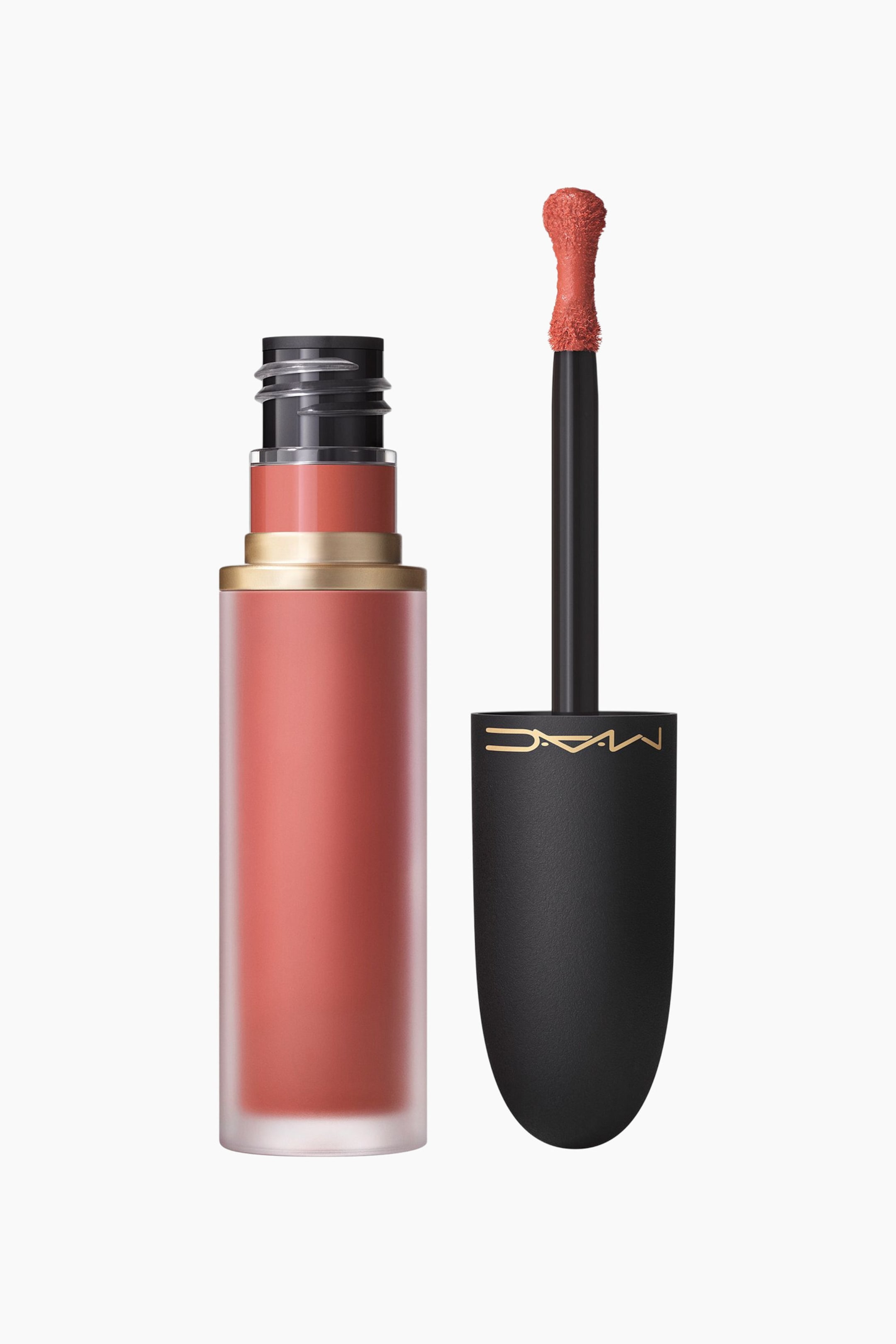 Visa större bild: En persiko-orange flytande läppstift står upprätt i ett frostat, genomskinligt rör med ett guldfärgat band. Dess mattsvarta lock med en guldfärgad MAC-logga vilar bredvid, och avslöjar en svart applikatorstav med en mjuk, hjortfotstopp som är täckt i samma persiko-orange nyans.