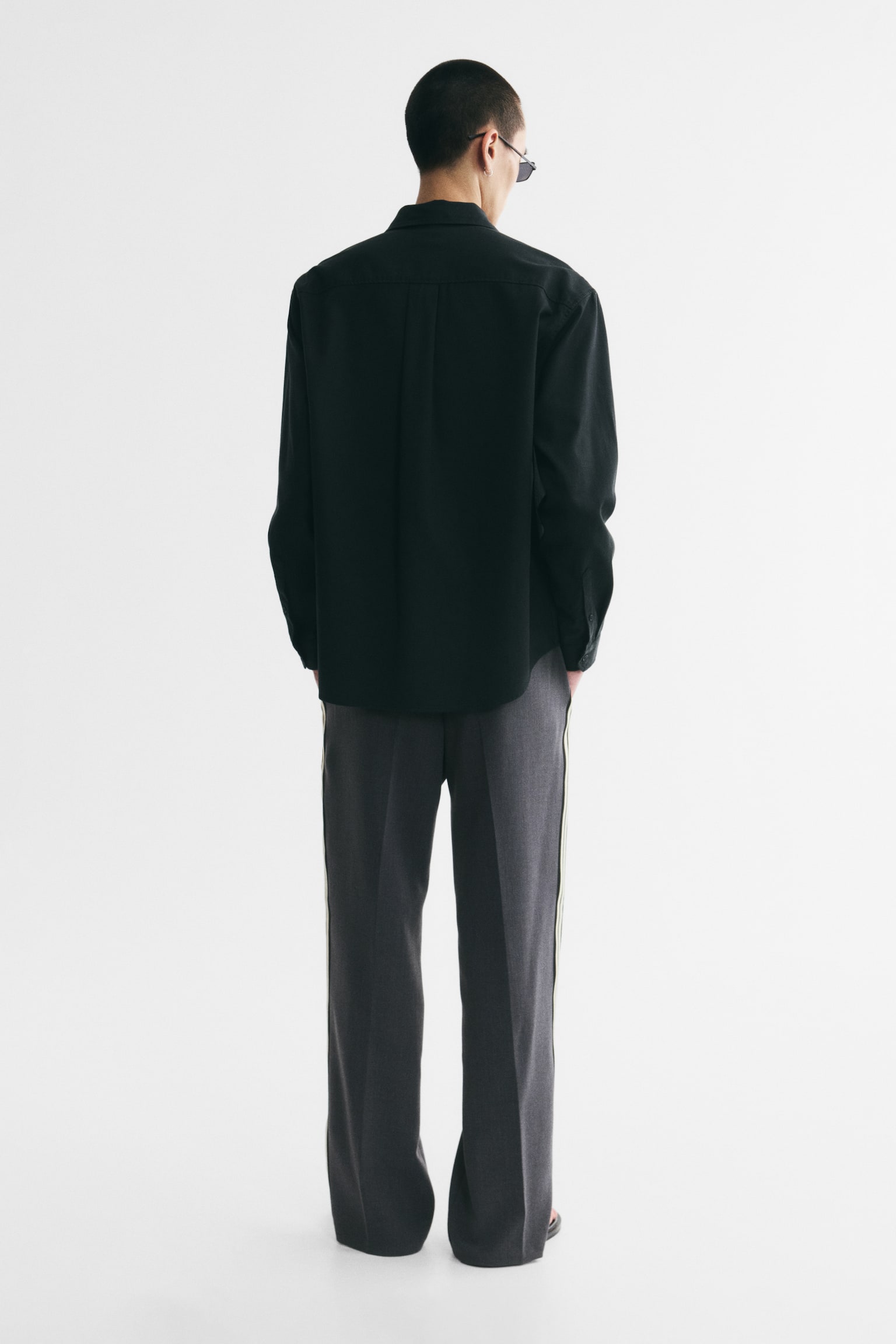 Мужские брюки H&M Relaxed-Fit, цвет: Серый меланжевый / Полосатый — фото 5
