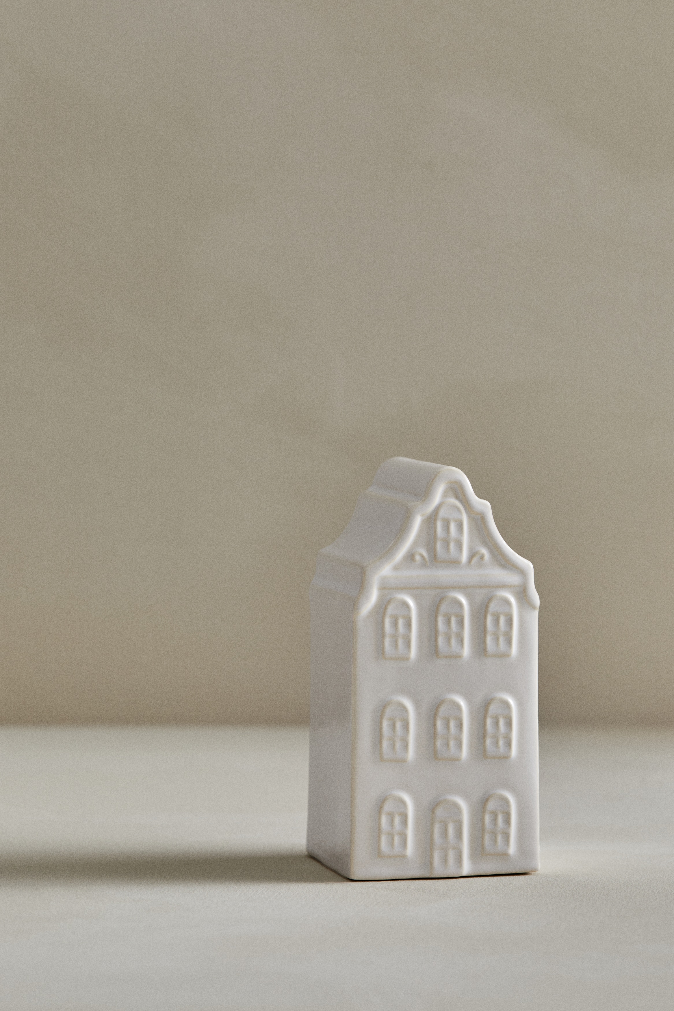 Husformad juldekoration i stengods - Vit