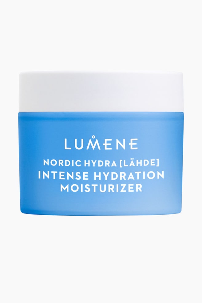 En Lumene fugtighedscreme krukke har en rektangulær, gennemsigtig blå krop med afrundede hjørner og et solidt hvidt låg. Hvid tekst er trykt på forsiden af krukken, der viser "LUMENE", "NORDIC HYDRA [LÄHDE]", og "INTENSE HYDRATION MOISTURIZER". - 1