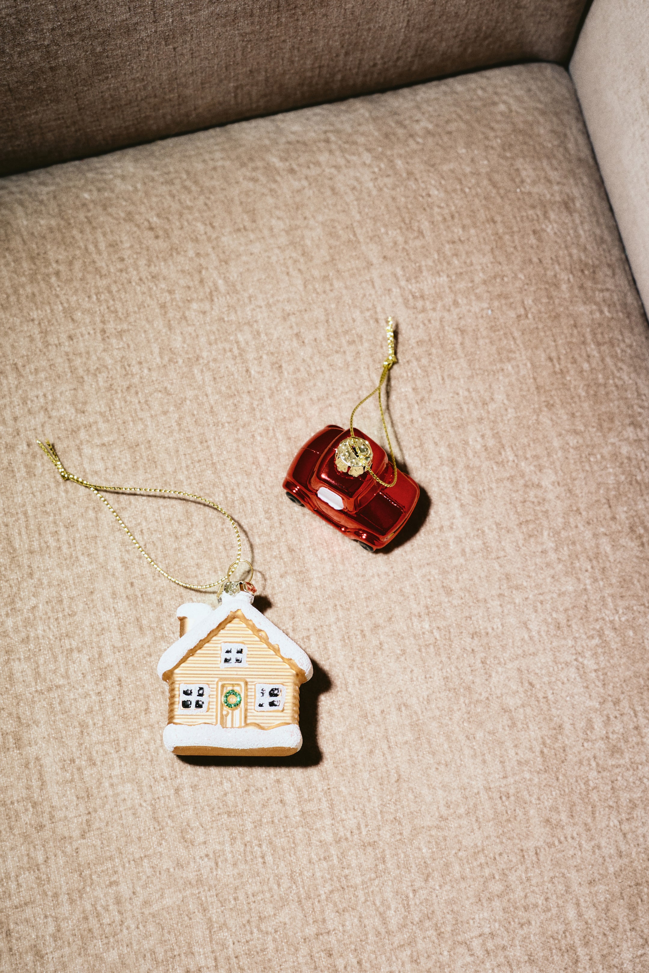 Prikaži veću sliku: Dva novogodišnja ukrasa - Crvena/kuća - Home All | H&M RS 1