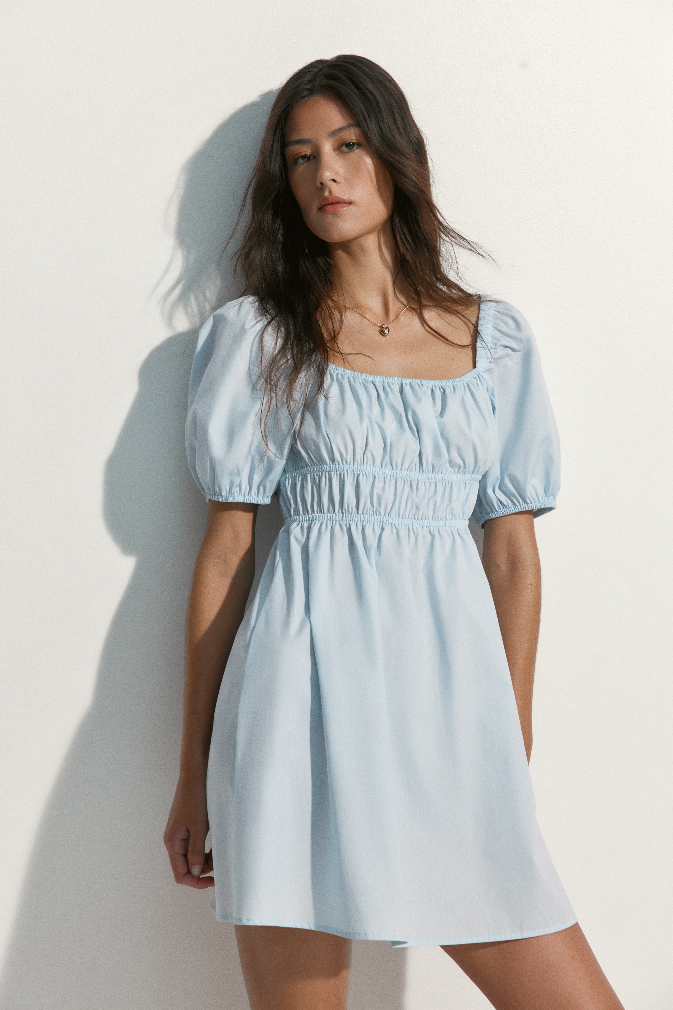 Vestido em popelina com mangas tufadasModelo