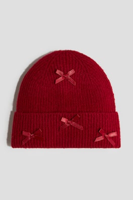 Ribbstickad mössa med dekorationer