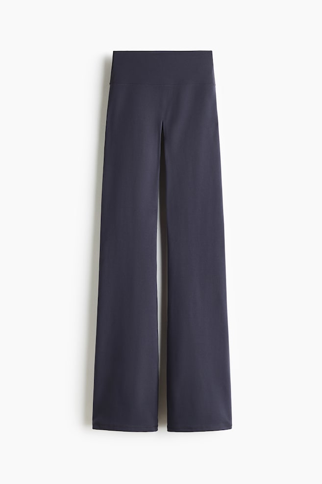 Diese dunkelgrauen Hose mit hoher Taille, von vorne gesehen, zeigen einen breiten, flachen Bund und eine glatte, nahtlose Vorderseite. Der Stoff fÃ¤llt in eine entspannte, weite Silhouette, die gerade bis zum Saum verlÃ¤uft. - 1