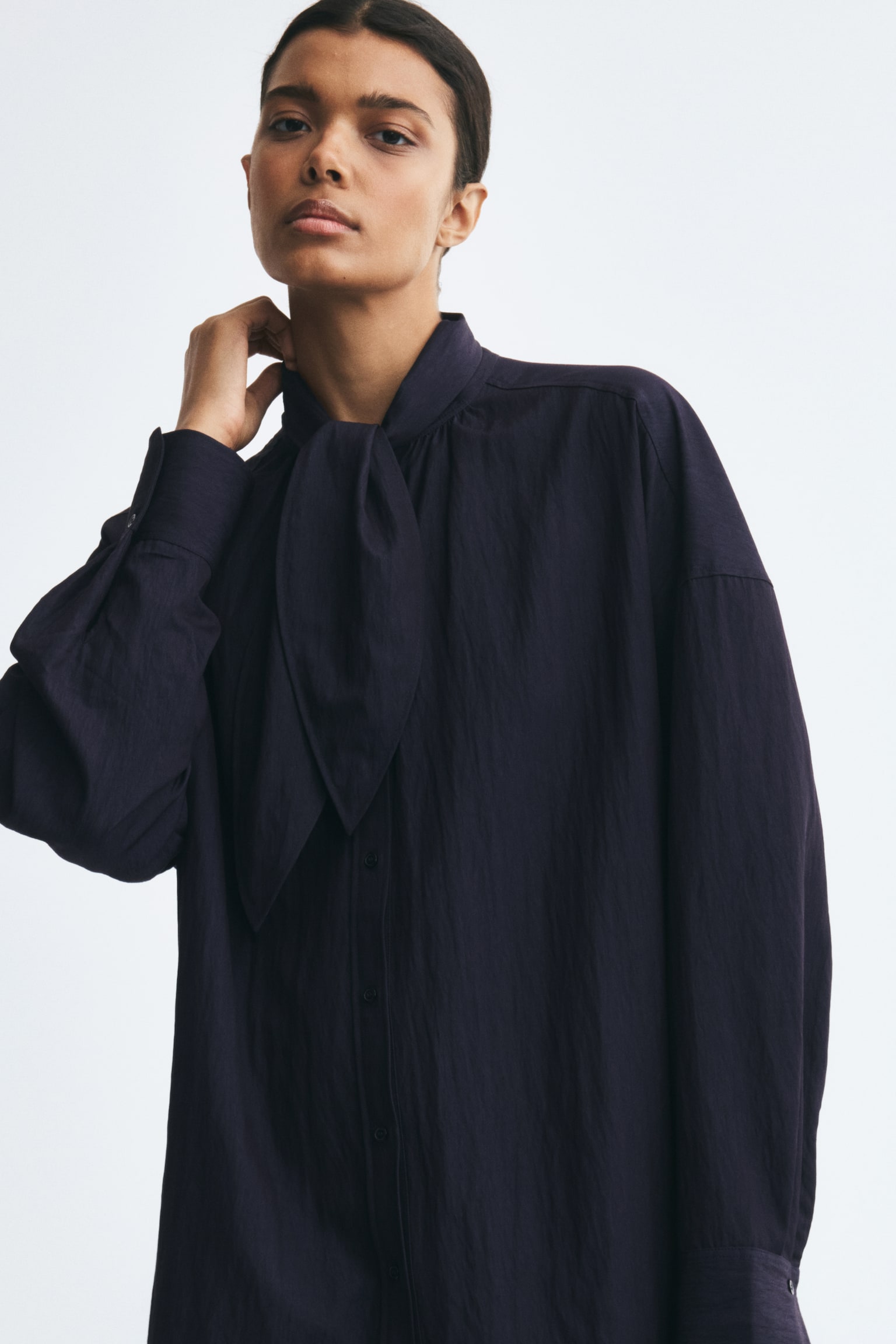 Женская рубашка H&M Oversized Scarf-Collar, цвет: Тёмно-синий — фото 4