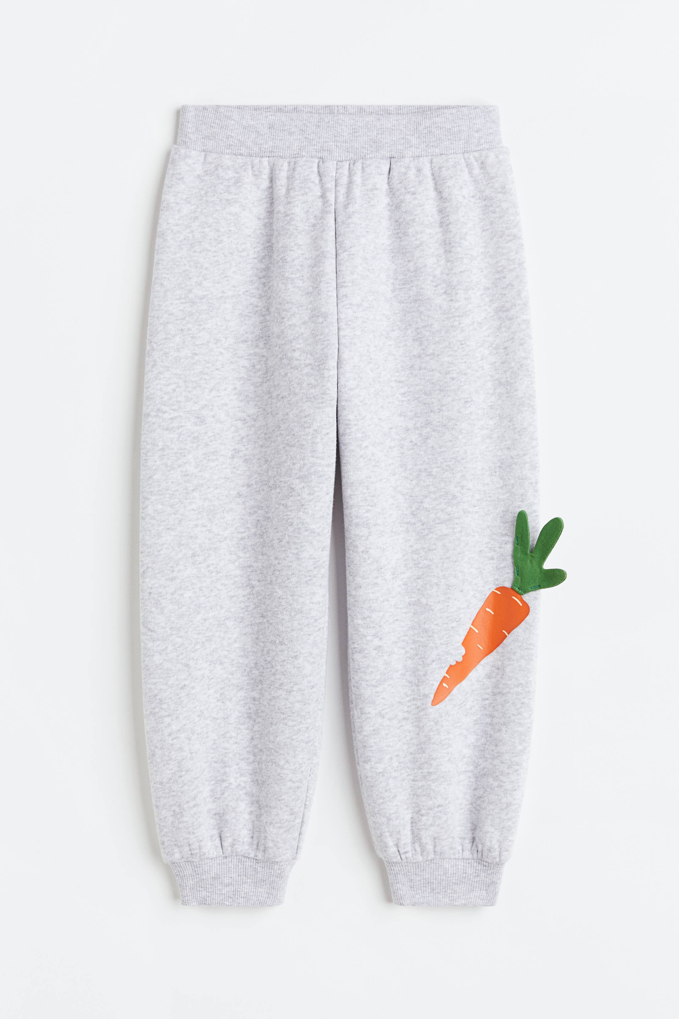 Xem ảnh lớn hơn: Quần jogger in hình đính trang trí - Màu xám nhạt đốm/Cà rốt - Kids | H&M VN 1
