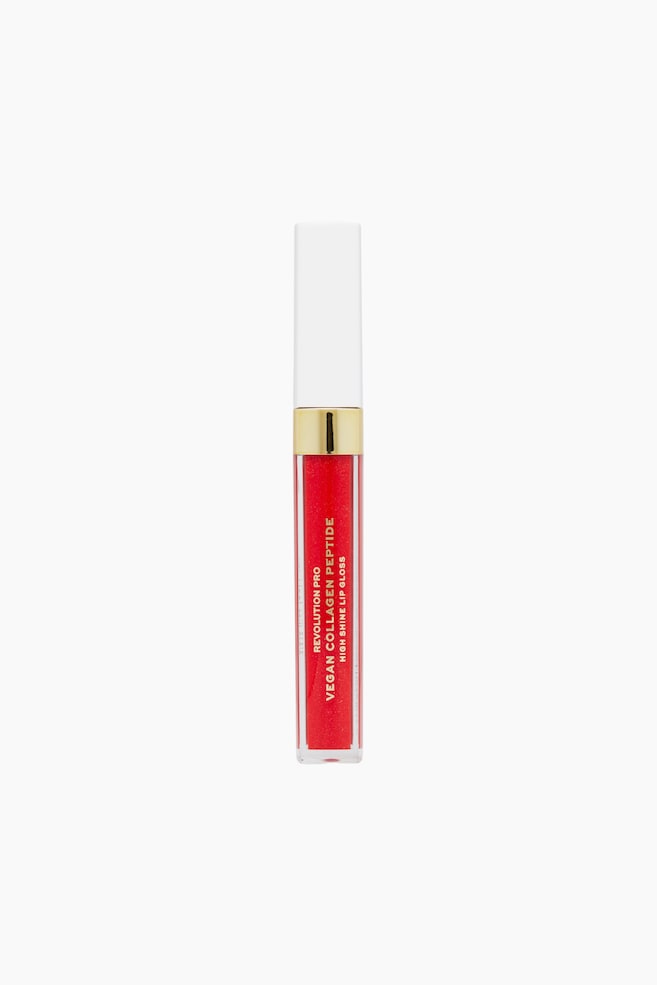 Ein Tube des Revolution Pro Vegan Collagen Peptide High Shine Lip Gloss steht senkrecht und zeigt eine schimmernde rote Formel in einem transparenten zylindrischen BehÃ¤lter. Das Tube verfÃ¼gt Ã¼ber ein goldfarbenes Metallband unter einer festen weiÃen zylindrischen Kappe, mit vertikal auf der Vorderseite aufgedrucktem goldfarbenem Branding-Text. - 1