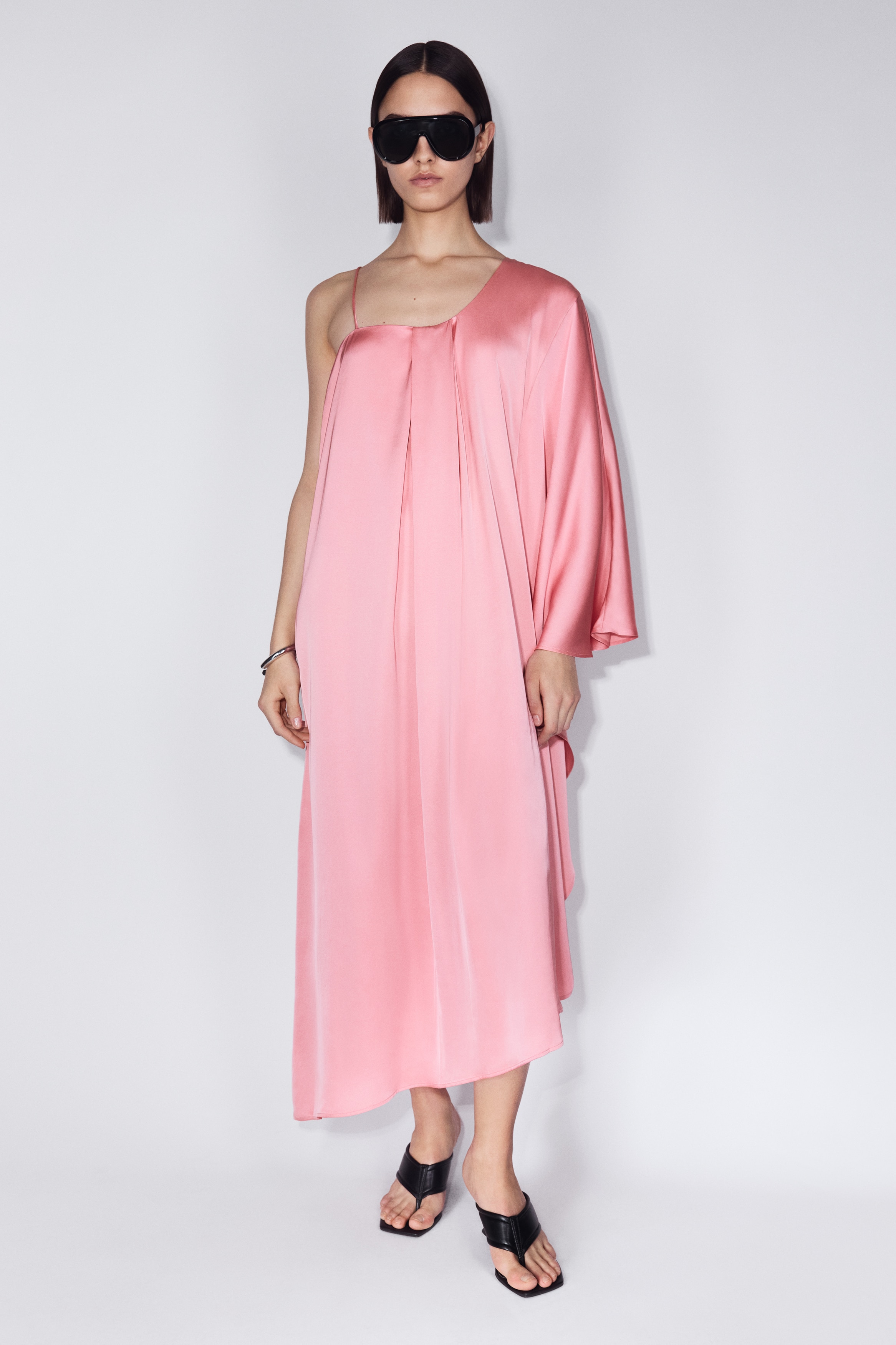 Vestido cafetã em cetim com um ombro descobertoModelo