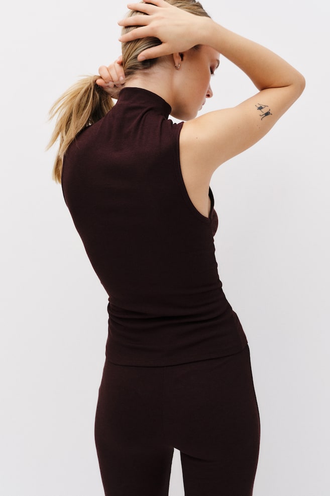 Sleeveless turtleneck top - Dark brown/Black - 6