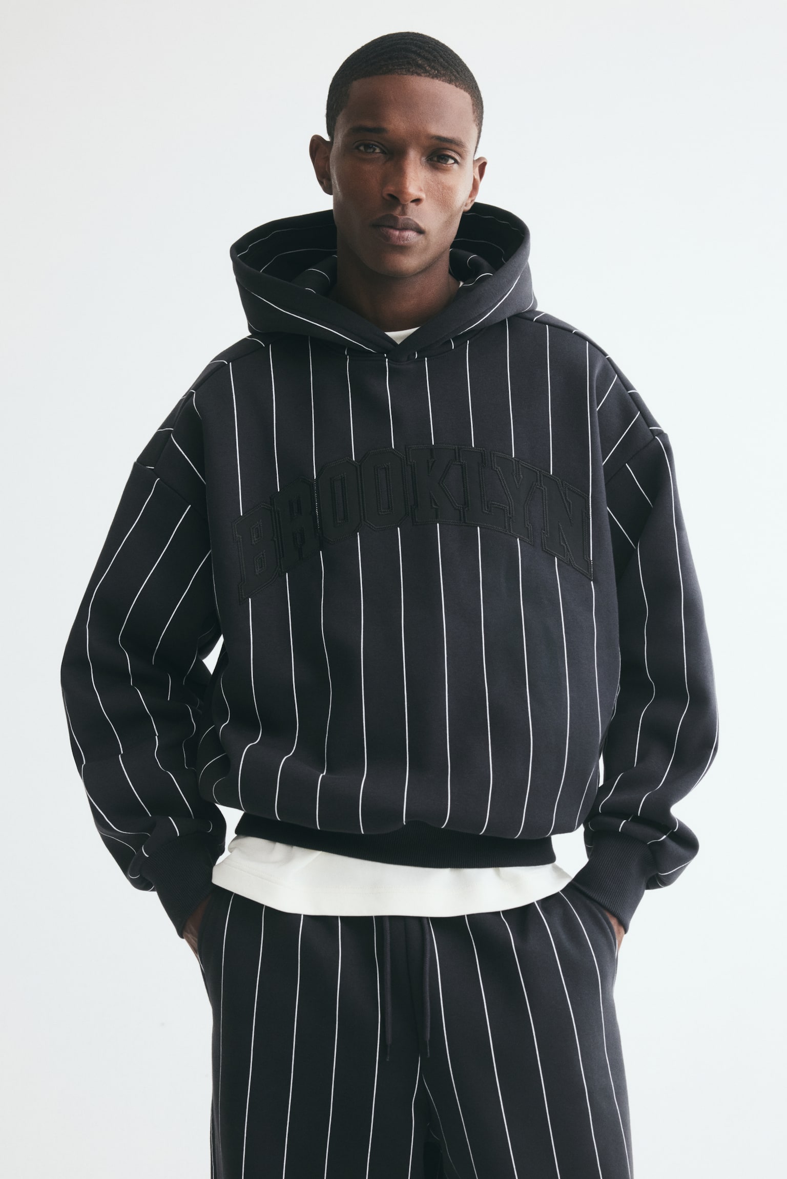 Мужское худи H&M Oversized with Motif, цвет: Чёрный — фото 2
