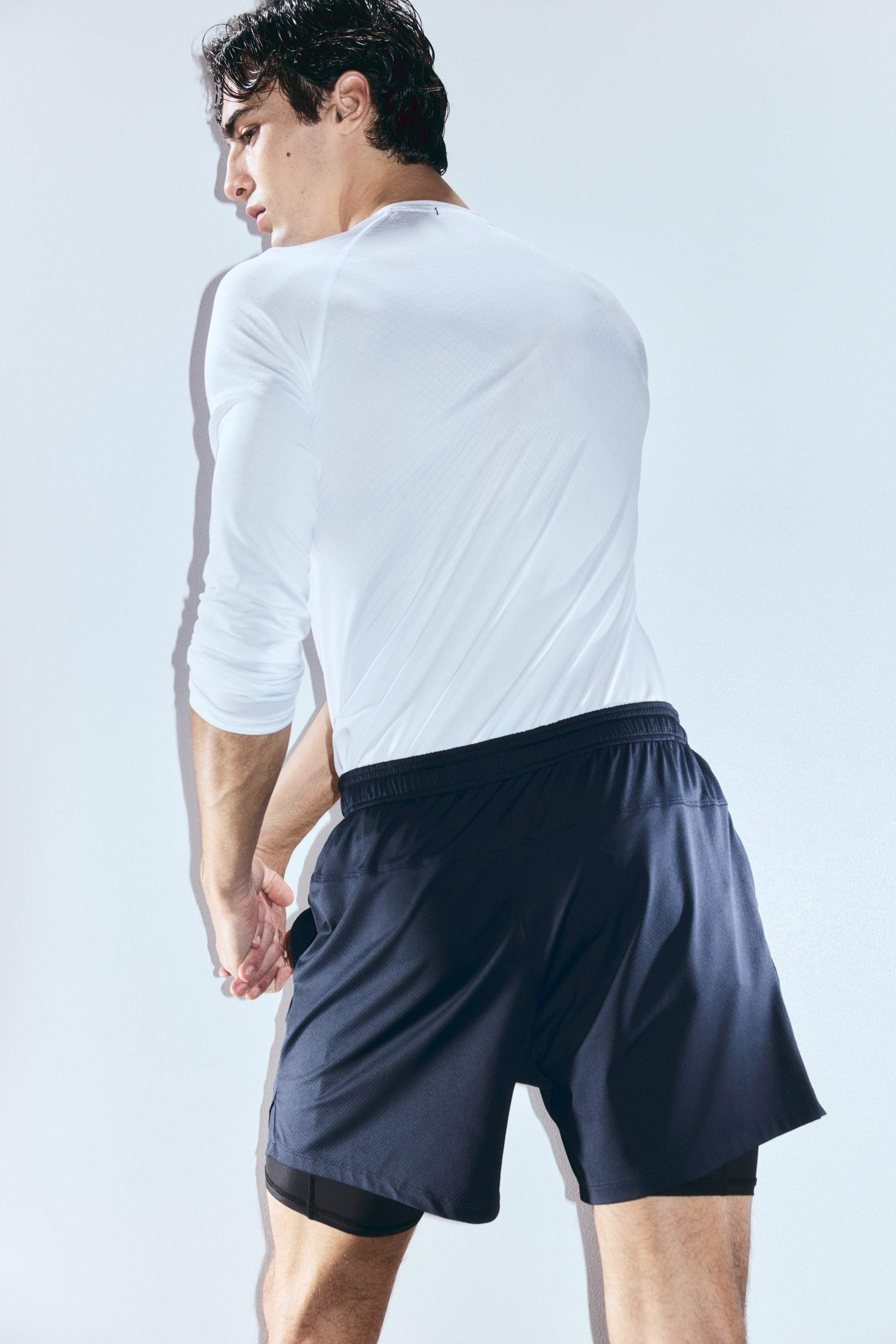 拡大画像を表示: ダブルレイヤースポーツショートパンツ DryMove™ - ネイビーブルー／Move Zlatan - Men | H&M JP 5