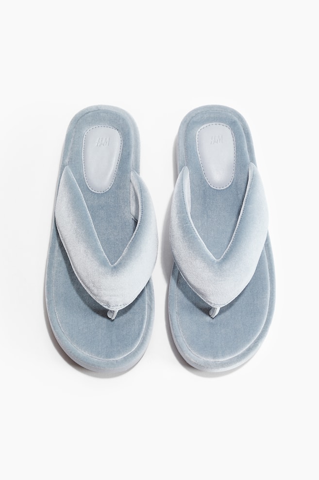 Zehensandalen aus Velours - Mattblau/Hellbeige/Dunkelbraun - 1