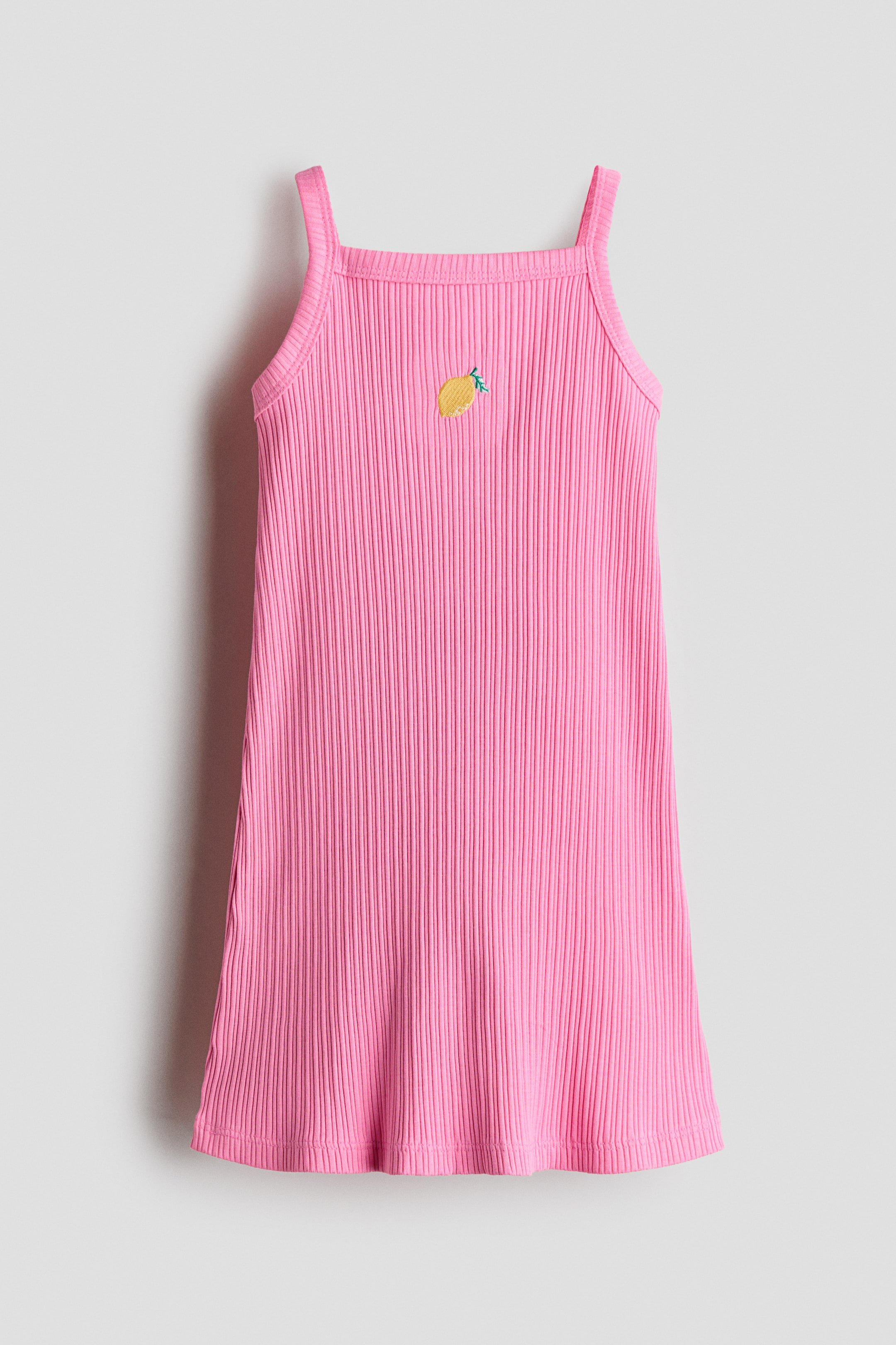 Größeres Bild ansehen: Ein rosa geripptes Camisole-Kleid zeigt seine Vorderseite. Es verfügt über dünne Schulterträger und eine kleine gelbe Zitronenstickerei auf der oberen linken Brust.