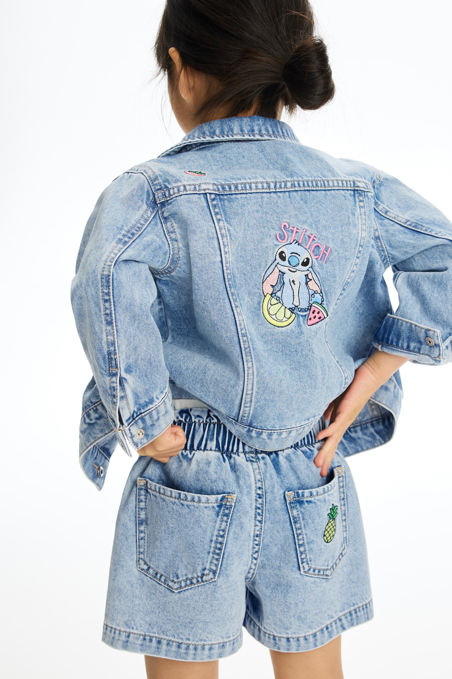 מכנסי ג'ינס קצרים Loose Fit - כחול ג'ינס בהיר/לילו וסטיץ'/כחול ג'ינס חיוור/הלו קיטי - 3