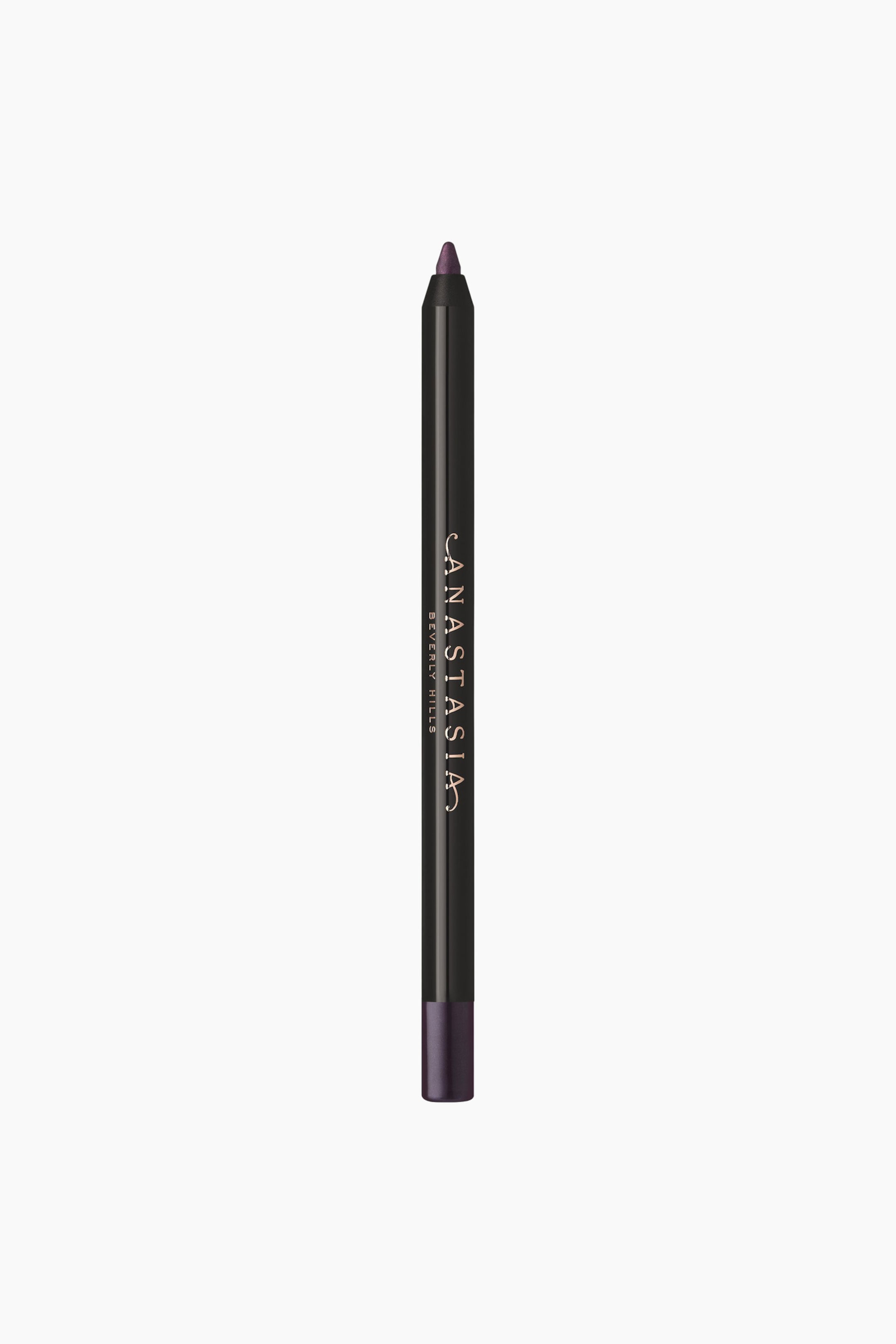 Näytä suurempi kuva: Kosmeettinen kynä seisoo pystyasennossa, ja siinä on tyylikäs musta runko, jonka keskiosaan on painettu kultasävyinen Anastasia Beverly Hills -brändäys. Teroitettu kärki ja värikoodattu pohja ovat syvän luumunvioletin sävyiset.