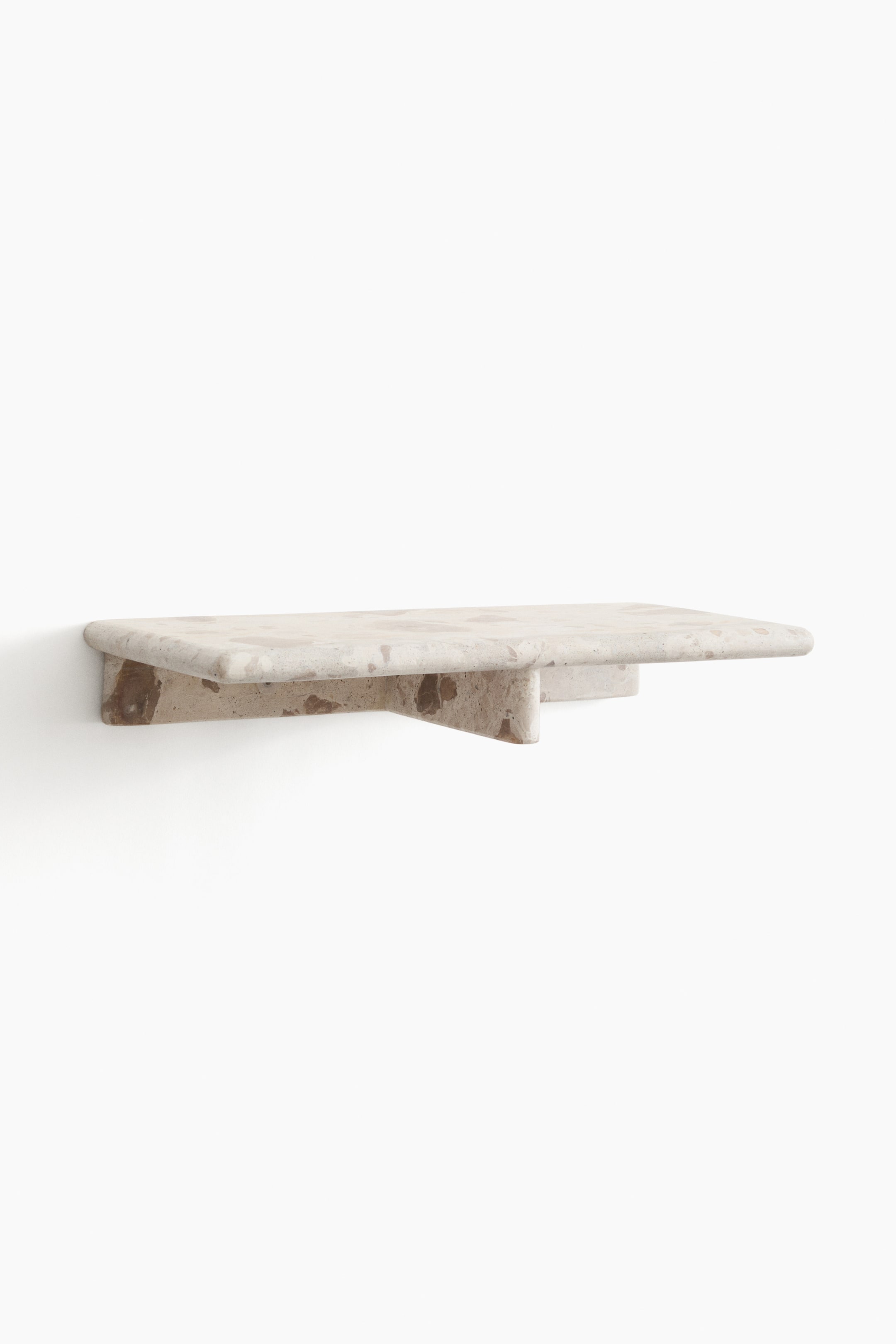 Vis større bilde: En rektangulær marmorhylle strekker seg horisontalt fra en vegg, og viser et lett flekkete mønster med mørkere brune og grå innslag. Den har diskret avrundede hjørner og en integrert støttebrakett under, som festes til veggen.