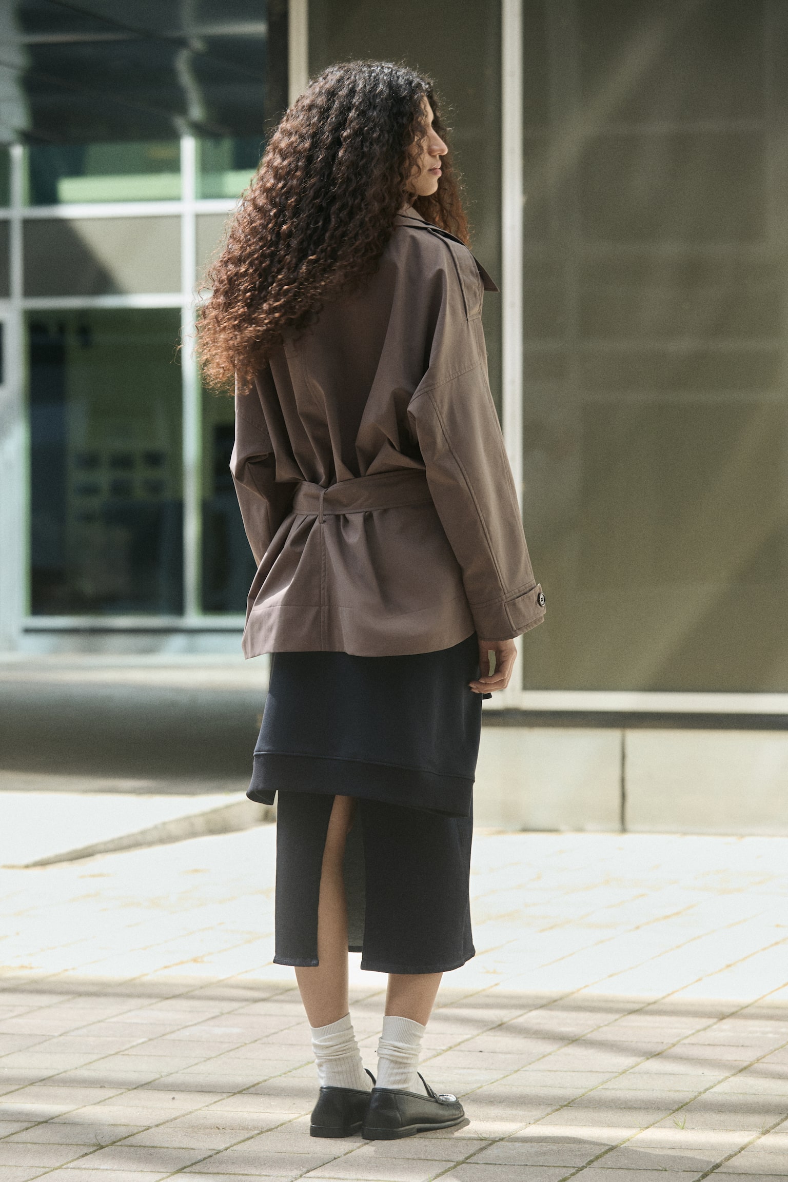 Женское пальто H&M Short Funnel-Collar Trench, цвет: Тёмный серо-коричневый — фото 6