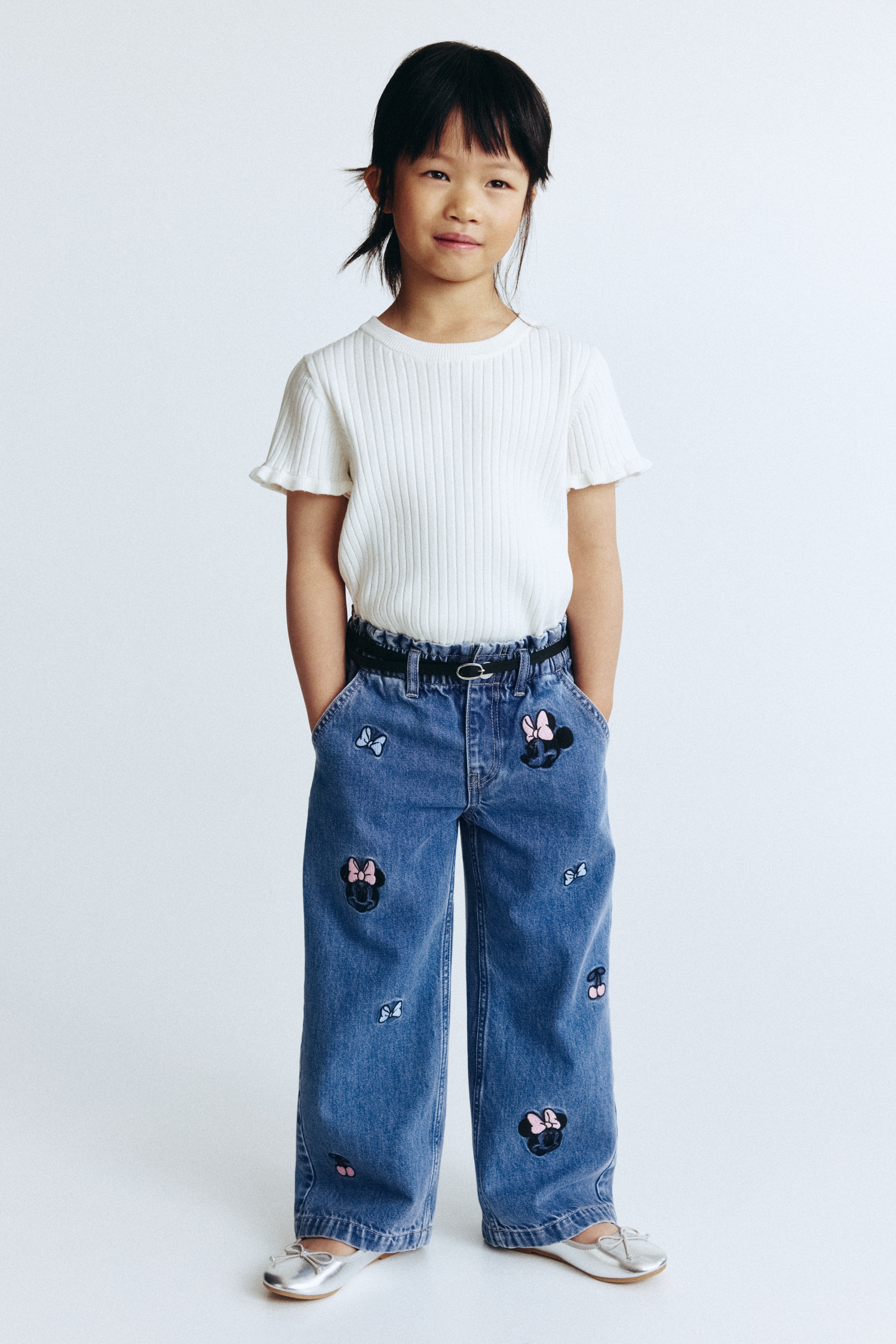 Jeans ampi con motivi - Blu denim/Minni/Blu denim/Lilo & Stitch/Blu denim chiaro/Minni/Blu denim/Hello Kitty/Blu denim/Miffy/Blu denim/Lilo & Stitch/Blu denim/Lilo & Stitch