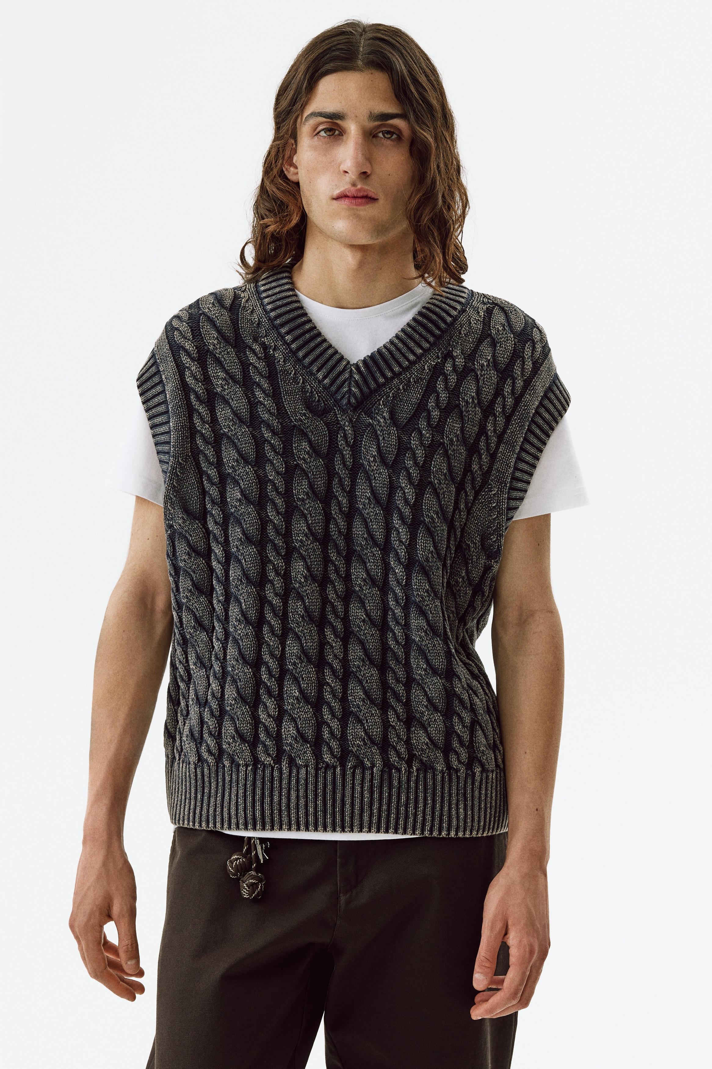 Relaxed Fit Cotton sweater vestModel