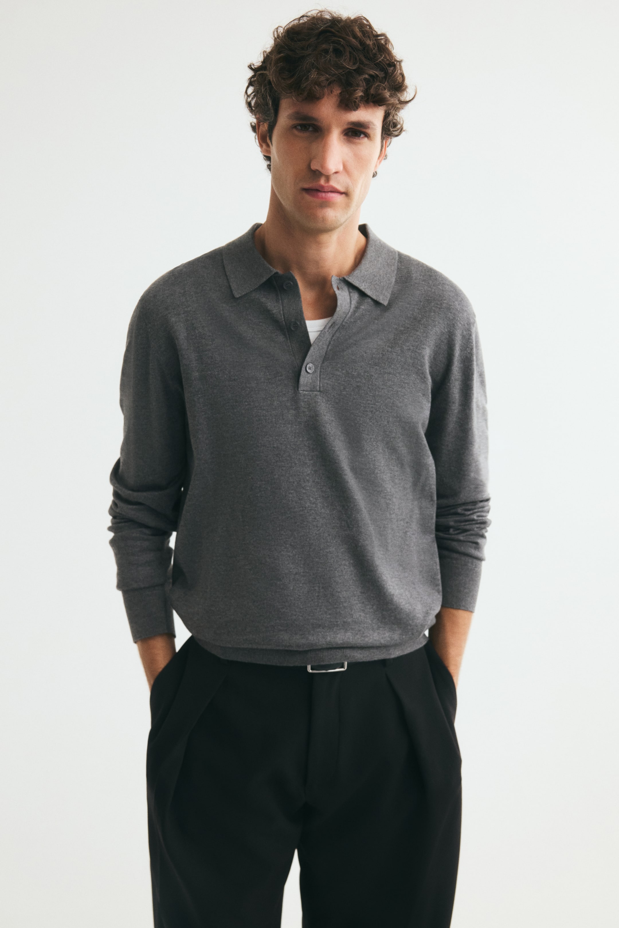 Visa större bild: Stickad pikétröja Regular Fit - Mörkgråmelerad - HERR | H&M SE 1