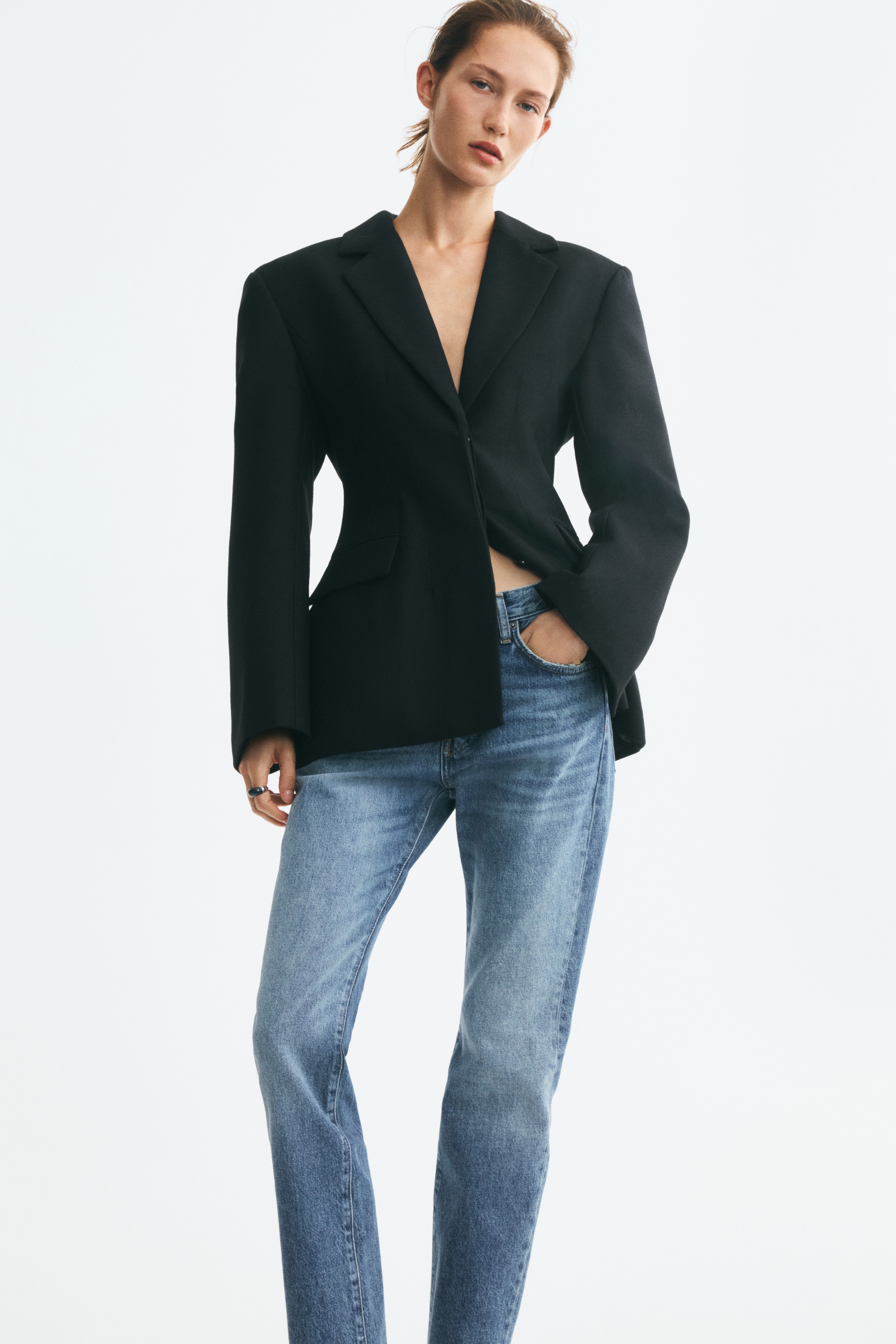 ÎÎ½Î± Î¶ÎµÏÎ³Î¬ÏÎ¹ jeans Î¼Îµ ÏÎ­Î½ÏÎµ ÏÏÎ­ÏÎµÏ, ÏÎµ Î¼ÏÎ»Îµ denim Î¼ÎµÏÎ±Î¯Î¿Ï Î¾ÎµÏÎ»ÏÎ¼Î±ÏÎ¿Ï, ÎºÏÎ­Î¼ÎµÏÎ±Î¹ Î¯ÏÎ¹Î± Î±ÏÏ Î¼ÏÏÎ¿ÏÏÎ¹Î½Î® Î³ÏÎ½Î¯Î±, Î±Î½Î±Î´ÎµÎ¹ÎºÎ½ÏÎ¿Î½ÏÎ±Ï ÎºÎ±Î½Î¿Î½Î¹ÎºÎ® ÎµÏÎ±ÏÎ¼Î¿Î³Î® ÎºÎ±Î¹ Î¯ÏÎ¹Î± Î³ÏÎ±Î¼Î¼Î® ÏÏÎ± Î¼ÏÎ±ÏÎ¶Î¬ÎºÎ¹Î±. Î¤Î± jeans ÏÎ±ÏÎ¿ÏÏÎ¹Î¬Î¶Î¿ÏÎ½ Î´Î¹Î±ÎºÏÎ¹ÏÎ¹ÎºÏ Î¾ÎµÎ¸ÏÏÎ¹Î±ÏÎ¼Î± ÎºÎ±Î¹ Î»ÎµÏÏÎ¿Î¼Î­ÏÎµÎ¹ÎµÏ whiskering ÏÏÎ¿ÏÏ Î¼Î·ÏÎ¿ÏÏ, Î¼Îµ ÎºÎ»ÎµÎ¯ÏÎ¹Î¼Î¿ Î¼Îµ ÎºÎ¿ÏÎ¼ÏÎ¯ ÎºÎ±Î¹ Î¸Î·Î»Î¹Î­Ï Î³Î¹Î± Î¶ÏÎ½Î· ÏÏÎ· Î¼Î­ÏÎ·.